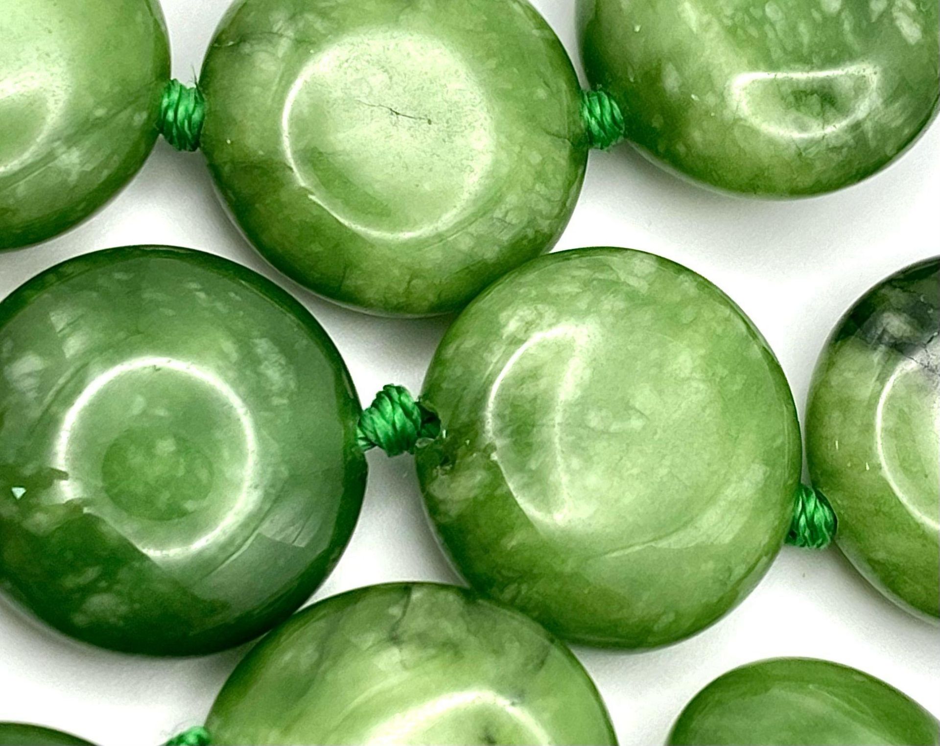 A Green and White Jade Coin Bead Necklace. 14mm beads. 68cm length. - Image 5 of 5