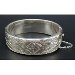 A vintage sterling silver click-on bangle with phenomenal floral motif engravings. Full Birmingham
