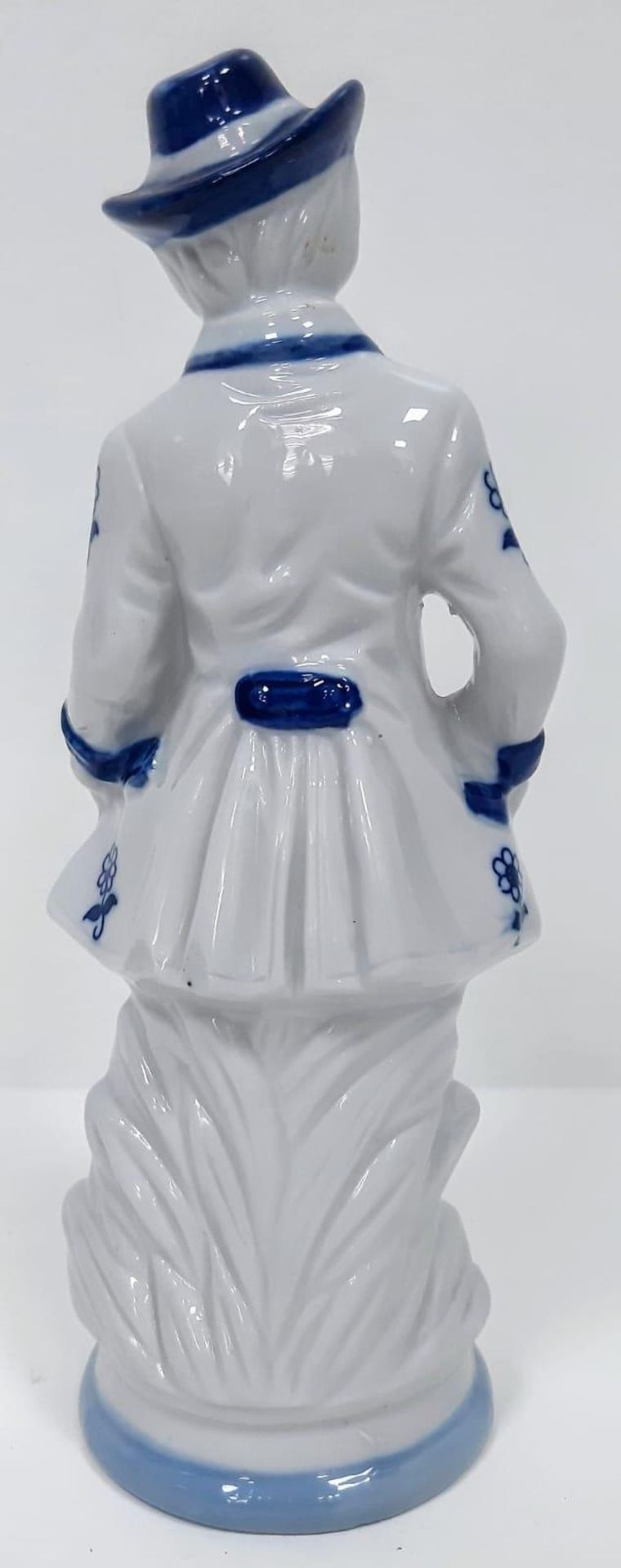 A White & Blue Porcelain 'Man with Hat' Figurine. Standing 19.5cm tall, this Victorian time gent - Bild 3 aus 5