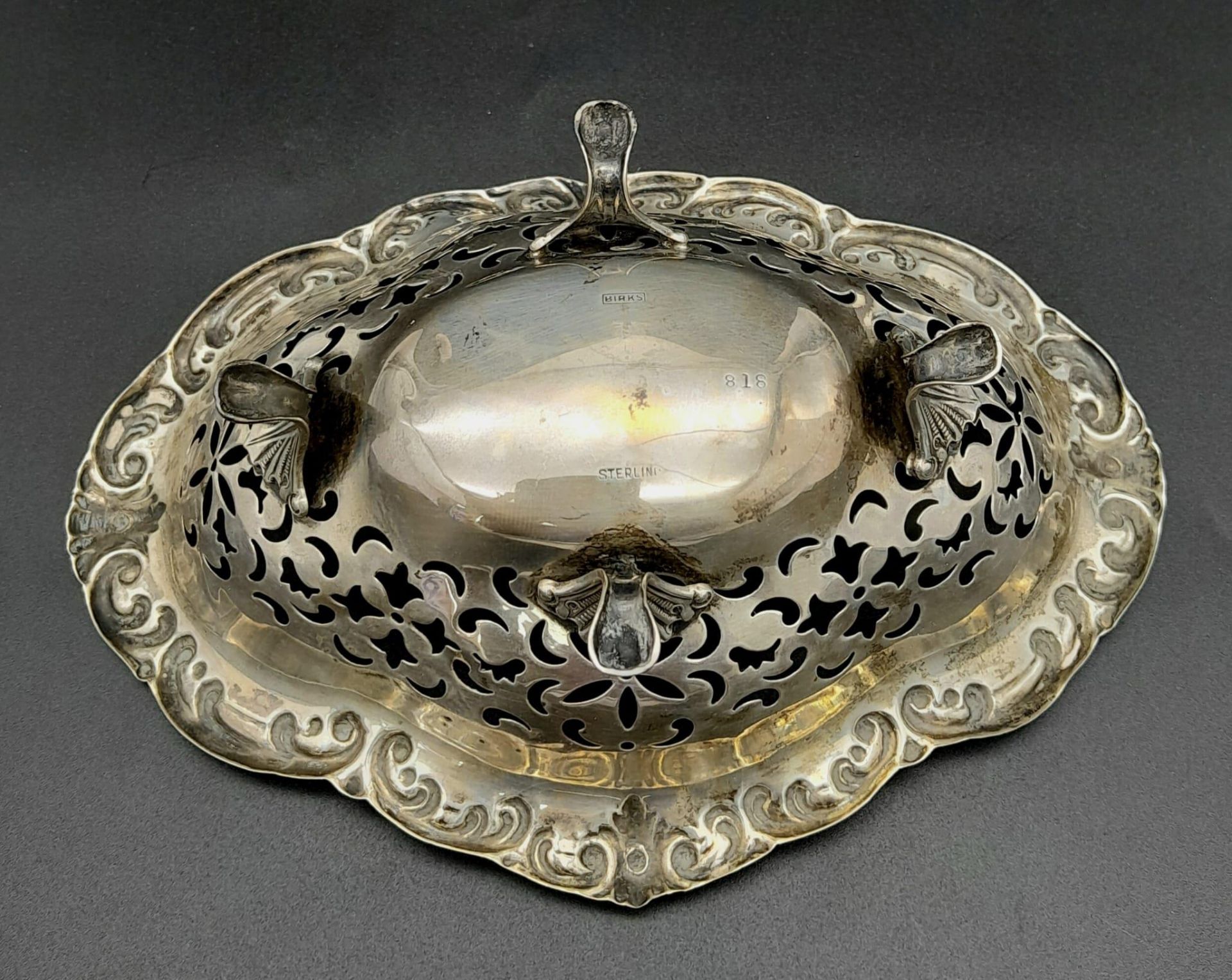 A vintage sterling silver bonbon dish with scrolled feet and pierced floral patterns. Total weight - Bild 4 aus 5