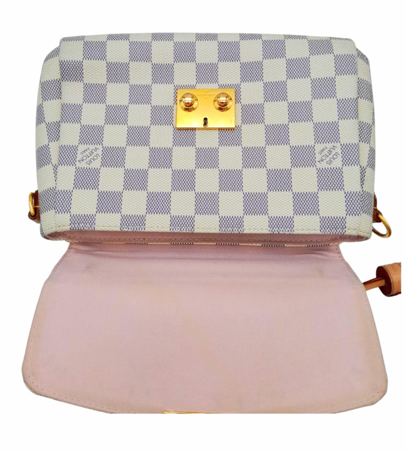 A Louis Vuitton damier canvas Croisette handbag in cream/blue, interior is baby pink. Leather handle - Image 6 of 12