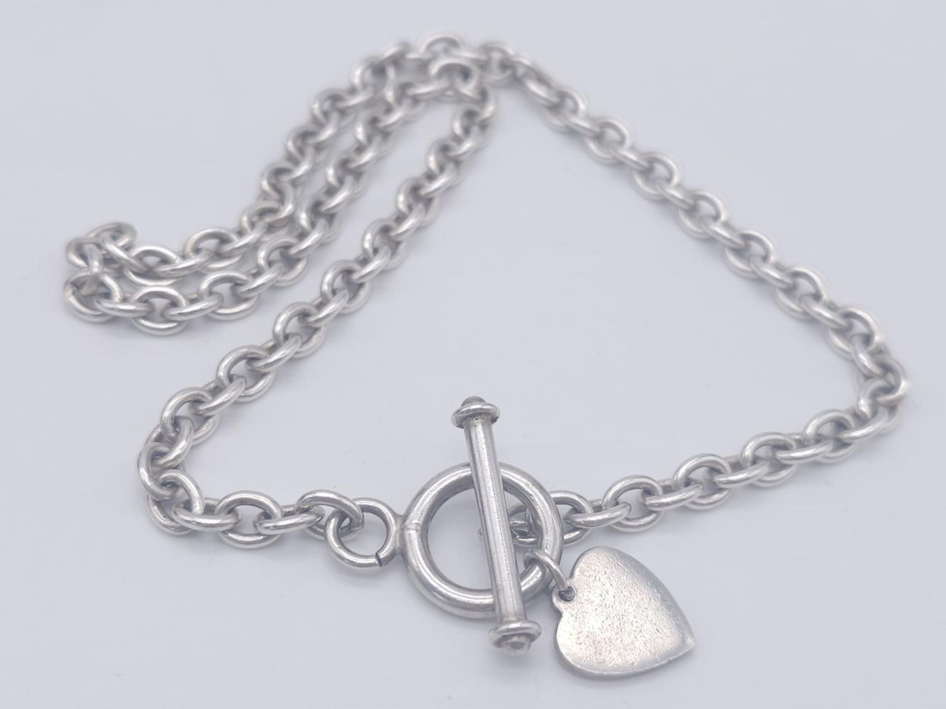 A Sterling silver T-bar heart necklace with matching 20cm bracelet. 54.3g total weight. - Bild 2 aus 8
