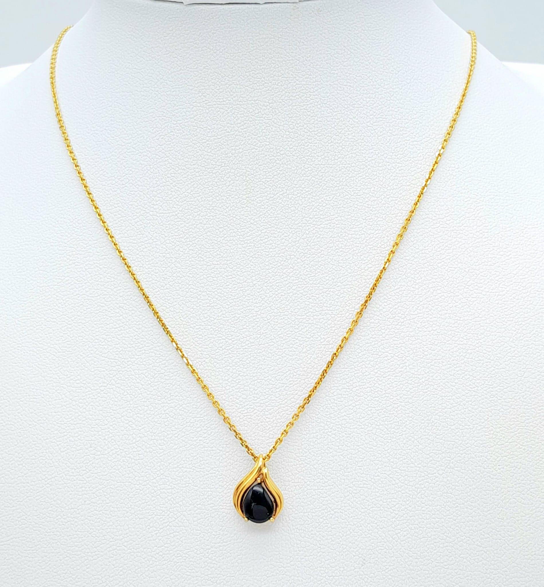 A 9 K yellow gold chain necklace with a black onyx pendant, chain length: 40 cm, total weight: 2.5