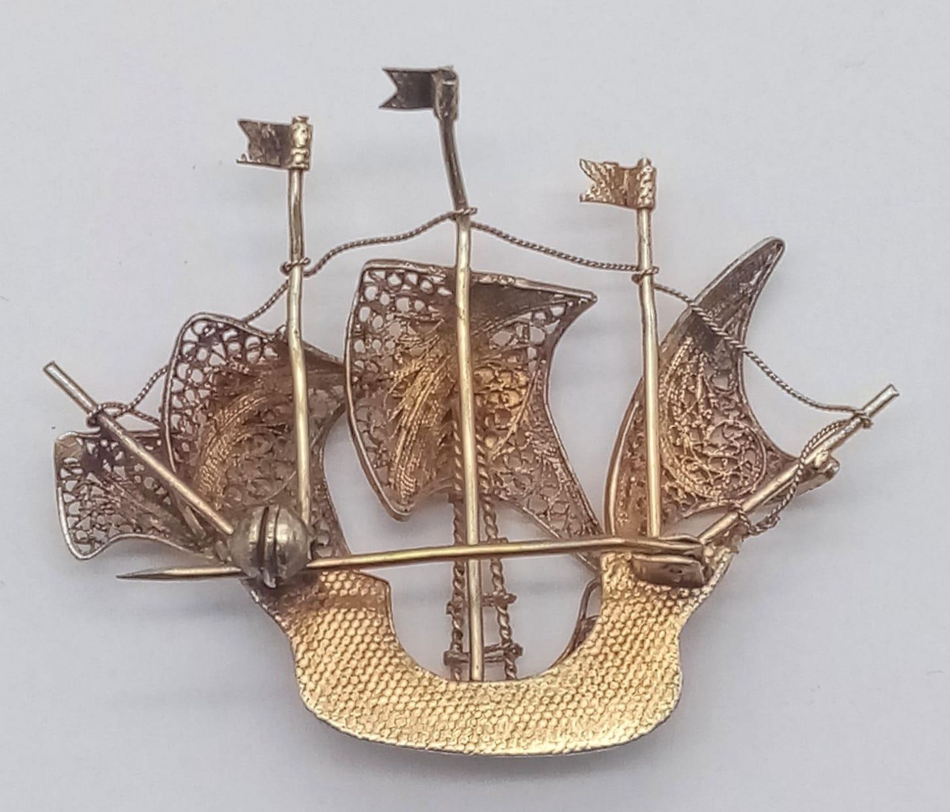 A Rare Vintage or Older Silver Gilt Filigree Design Galleon Ship Brooch. 5cm Wide. Possibly - Image 2 of 4