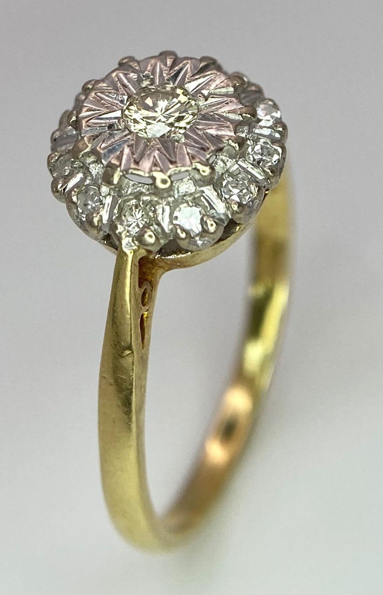 An 18 K yellow gold ring with a diamond cluster, size: P, weight: 3 g. - Image 5 of 8