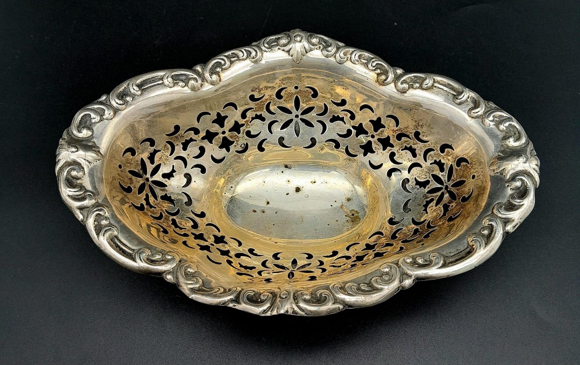 A vintage sterling silver bonbon dish with scrolled feet and pierced floral patterns. Total weight - Bild 2 aus 5