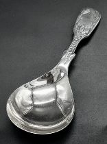 A vintage sterling silver caddy spoon with fabulous flower motif engravings on handle. Come with
