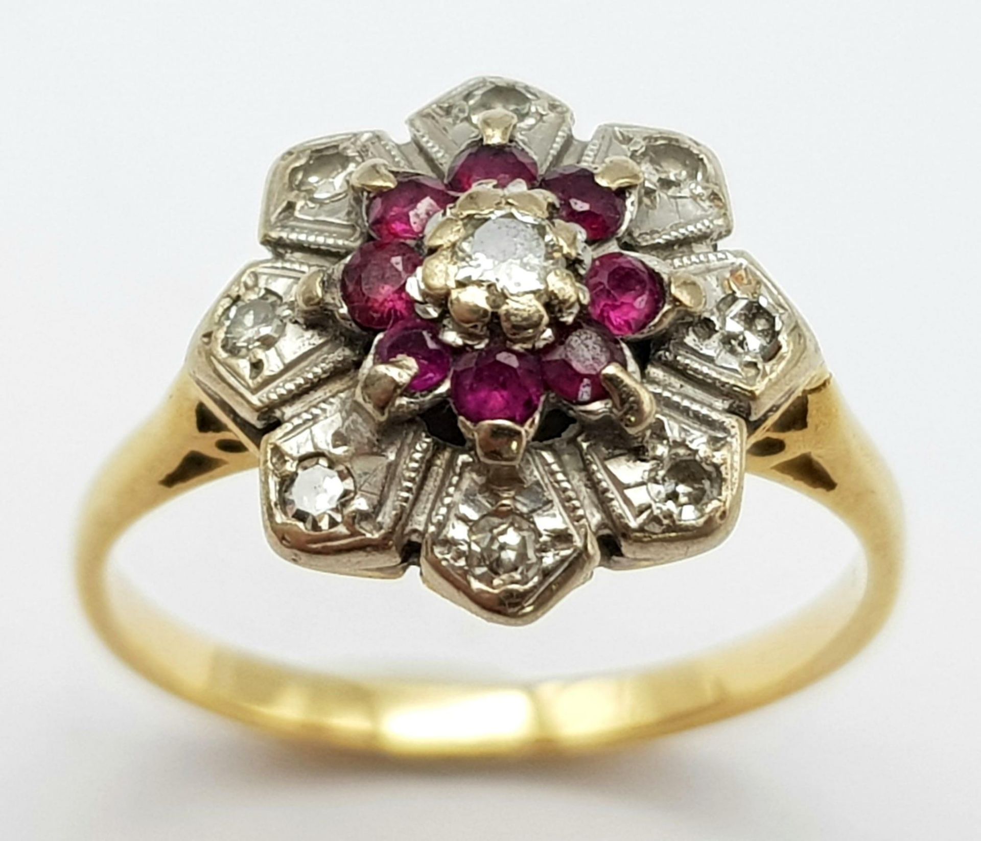 AN 18K GOLD RING WITH DIAMONDS AND RUBY SET IN PLATINUM IN FLORAL FORM . A VERY PRETTY RING . 4. - Bild 2 aus 4