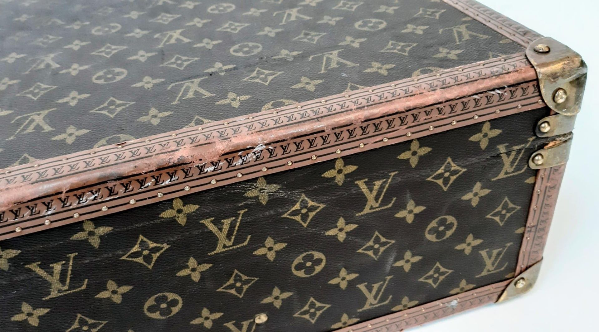 A Vintage Louis Vuitton Bisten 80 Trunk. Famous Monogram Leather With Gold Tone Hardware. Size - Bild 10 aus 16