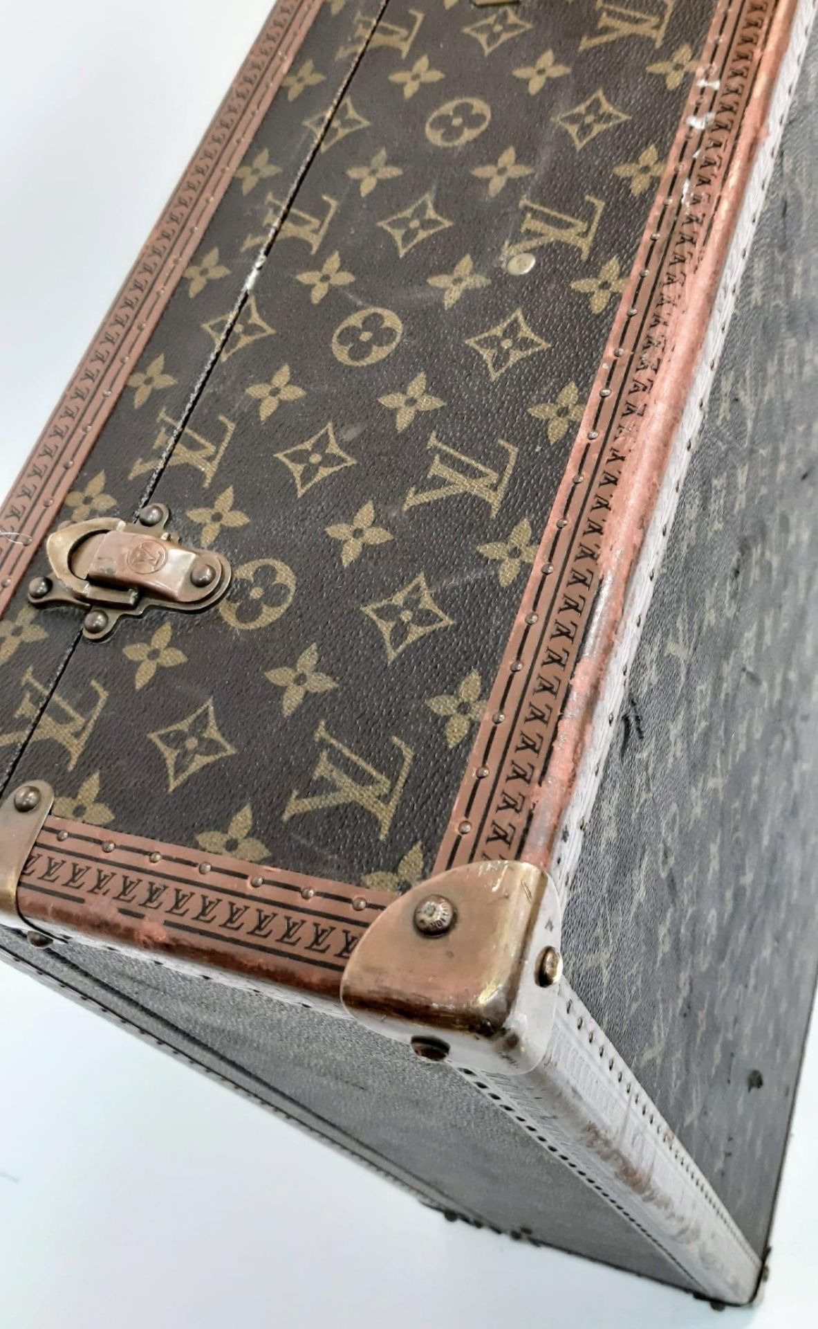 A Vintage Louis Vuitton Bisten 80 Trunk. Famous Monogram Leather With Gold Tone Hardware. Size - Bild 13 aus 16