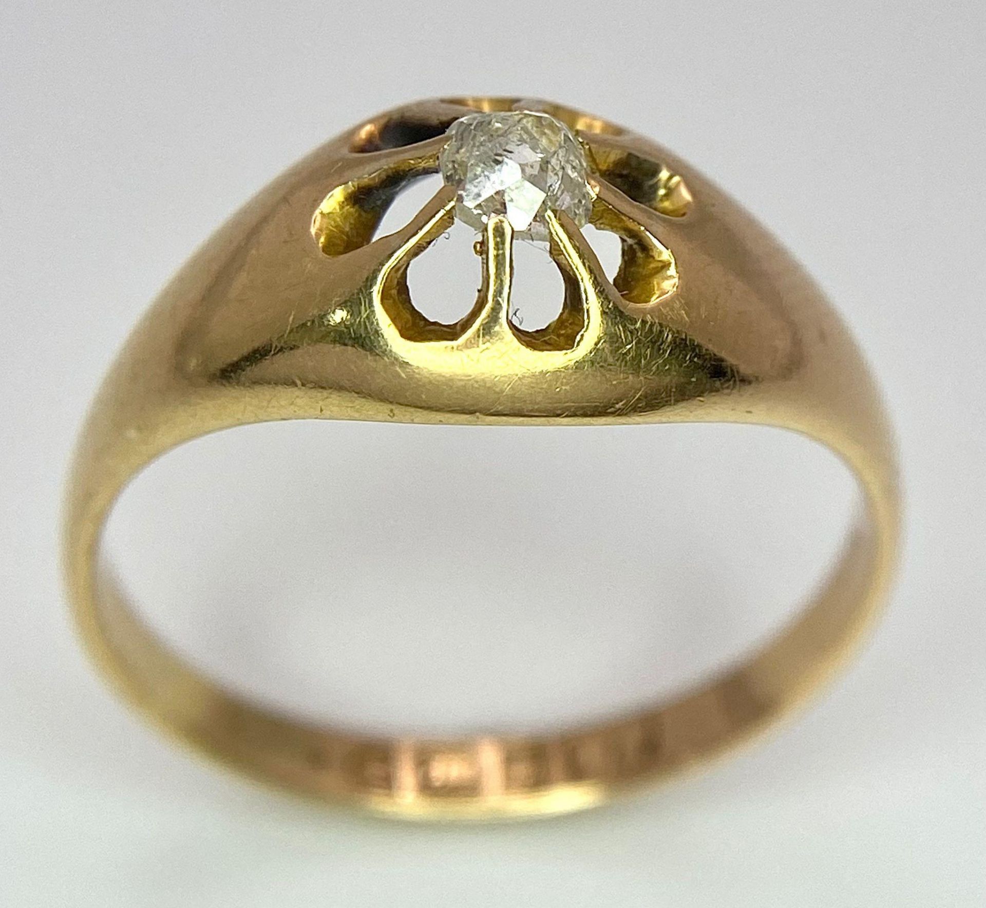 An antique - pre 1900- 18 K yellow gold diamond (0.25 carats) solitaire ring, hallmarked Chester, - Image 2 of 7