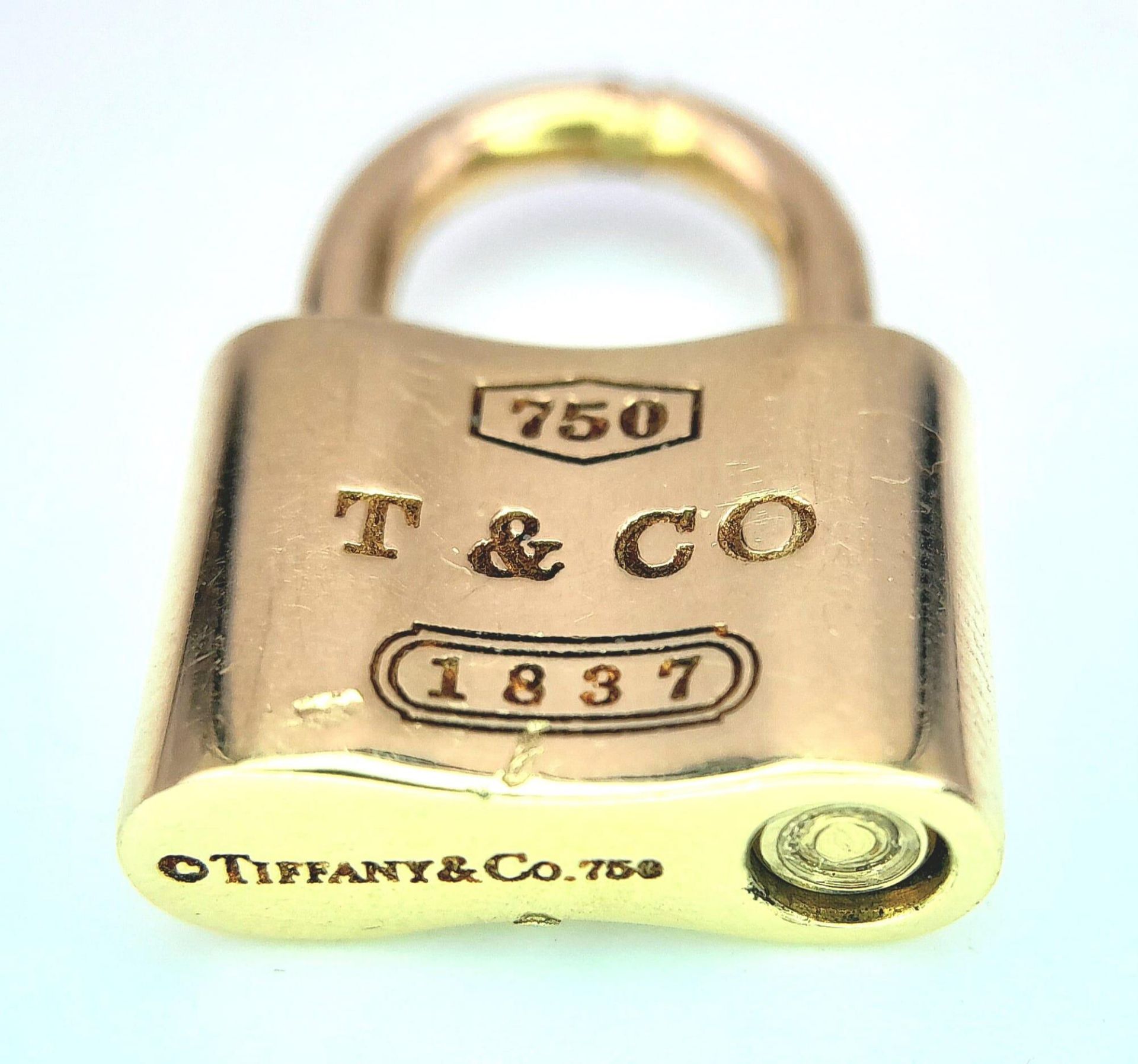 18K YELLOW GOLD TIFFANY & CO WORKING PADLOCK CHARM / PENDANT, WEIGHT 10.4G - Image 4 of 4