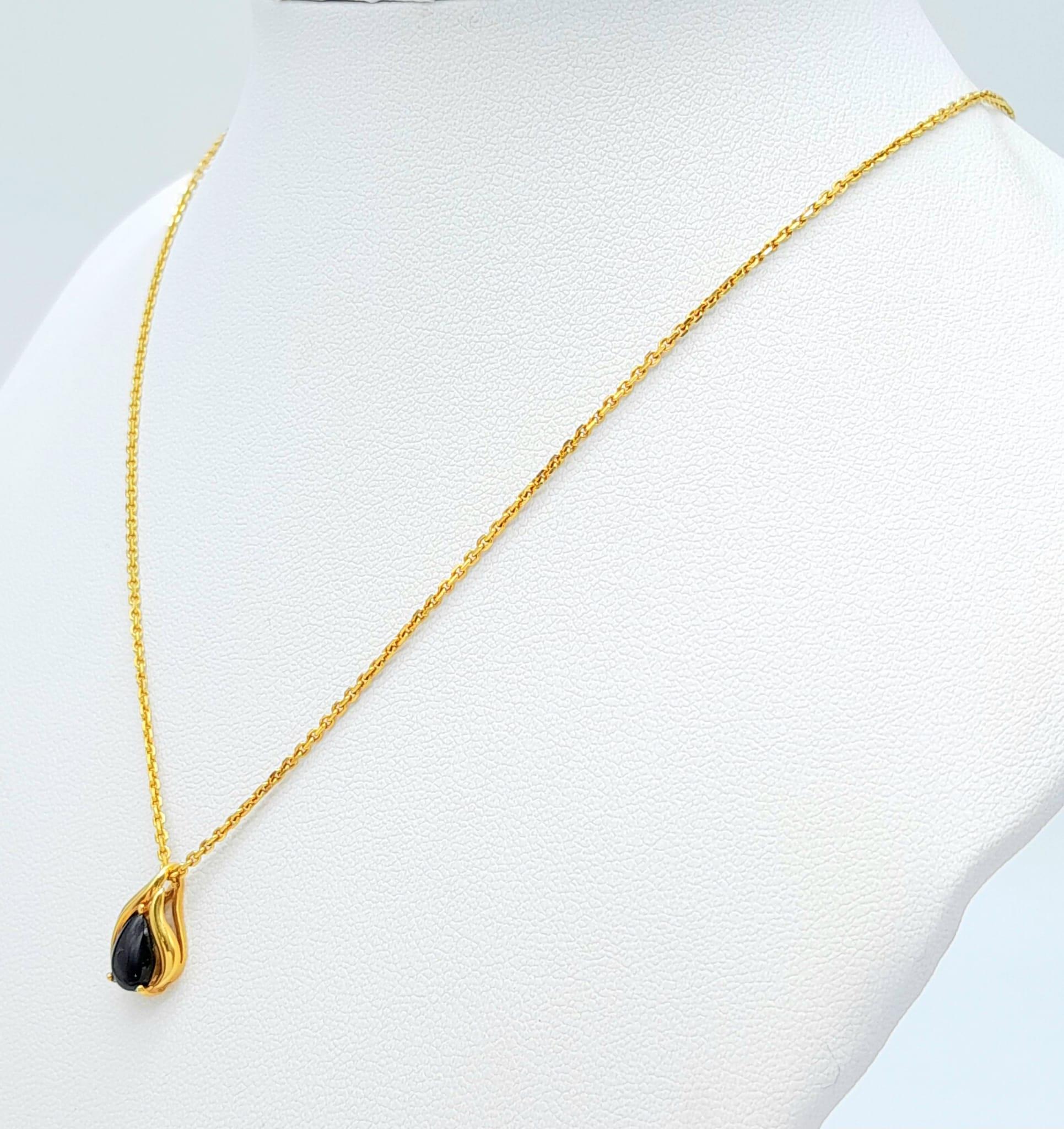 A 9 K yellow gold chain necklace with a black onyx pendant, chain length: 40 cm, total weight: 2.5 - Image 2 of 4