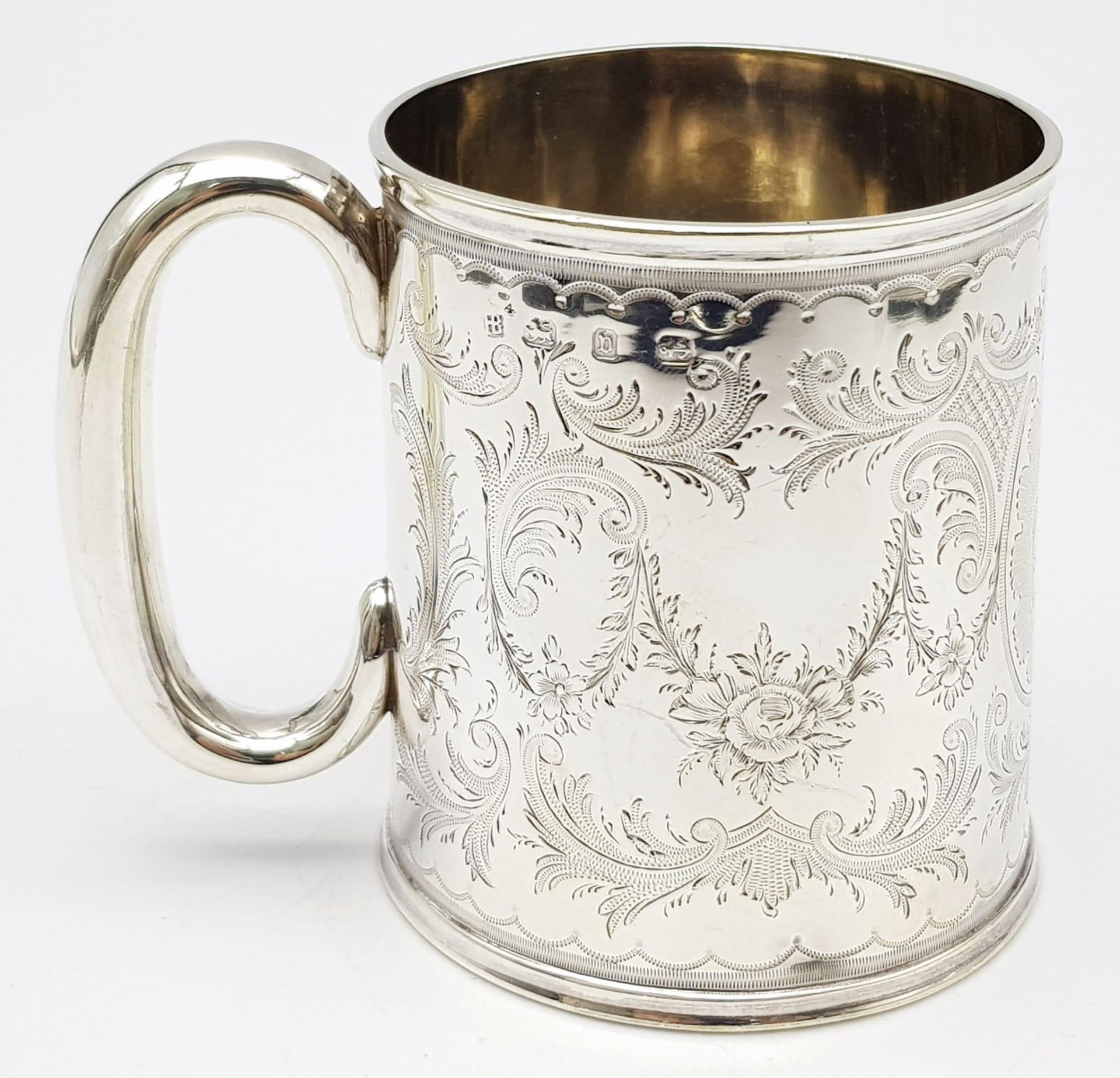 AN ANTIQUE SILVER TANKARD INSCRIBED "PHILIP OCTOBER 23rd 1894" ALL HAND ENGRAVED BY A MASTER - Image 3 of 8