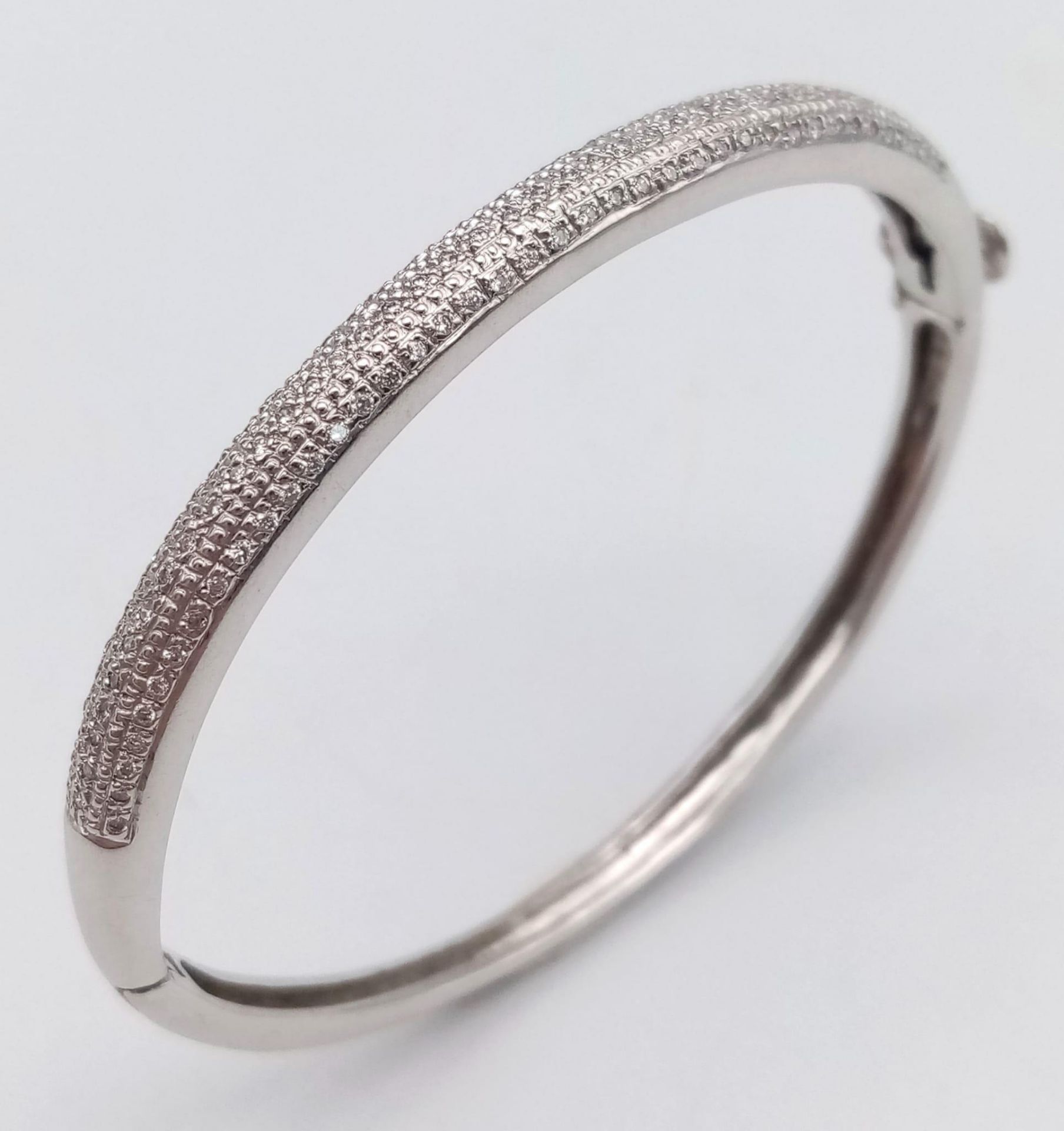 A PRETTY 9K WHITE GOLD DIAMOND SET BANGLE WITH APPROX 0.60CT DIAMONDS IN TOTAL, WITH SAFETY CATCH - Bild 2 aus 5