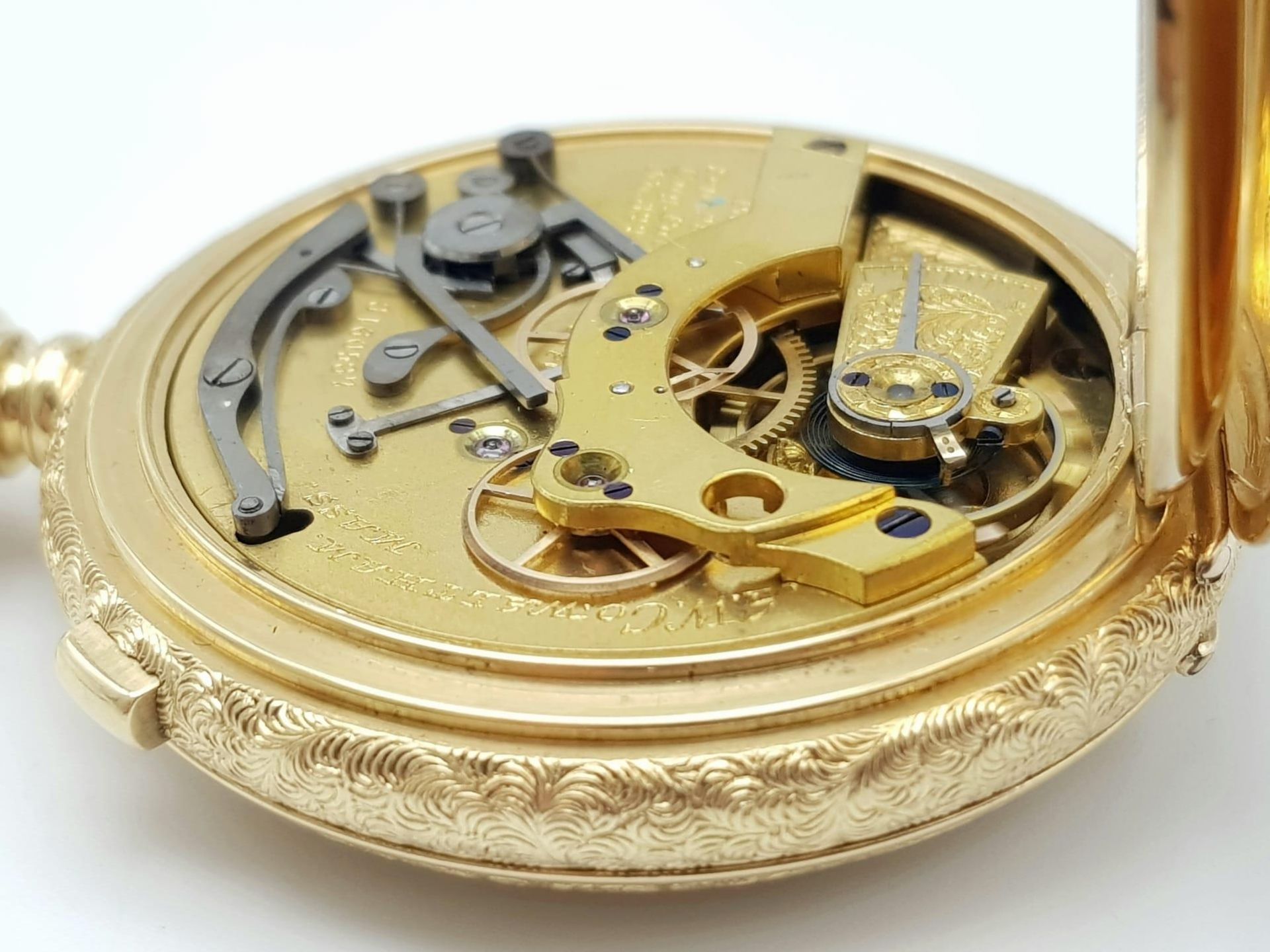An Antique Waltham 18K Gold Full Hunter Pocket Watch. The case is ornately decorated in a floral - Bild 9 aus 13