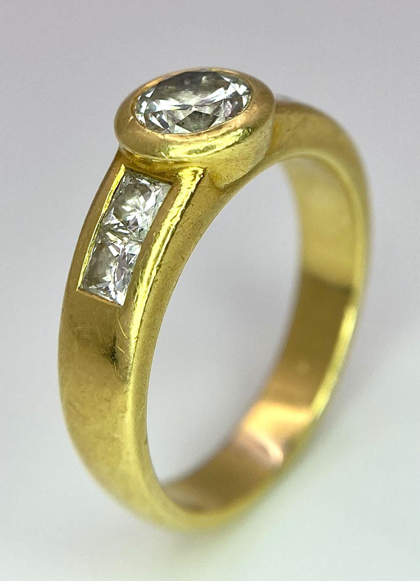 An 18K Yellow Gold Diamond Ring - Main 0.45ct bright white centre stone with 0.35ctw of diamond - Bild 8 aus 9