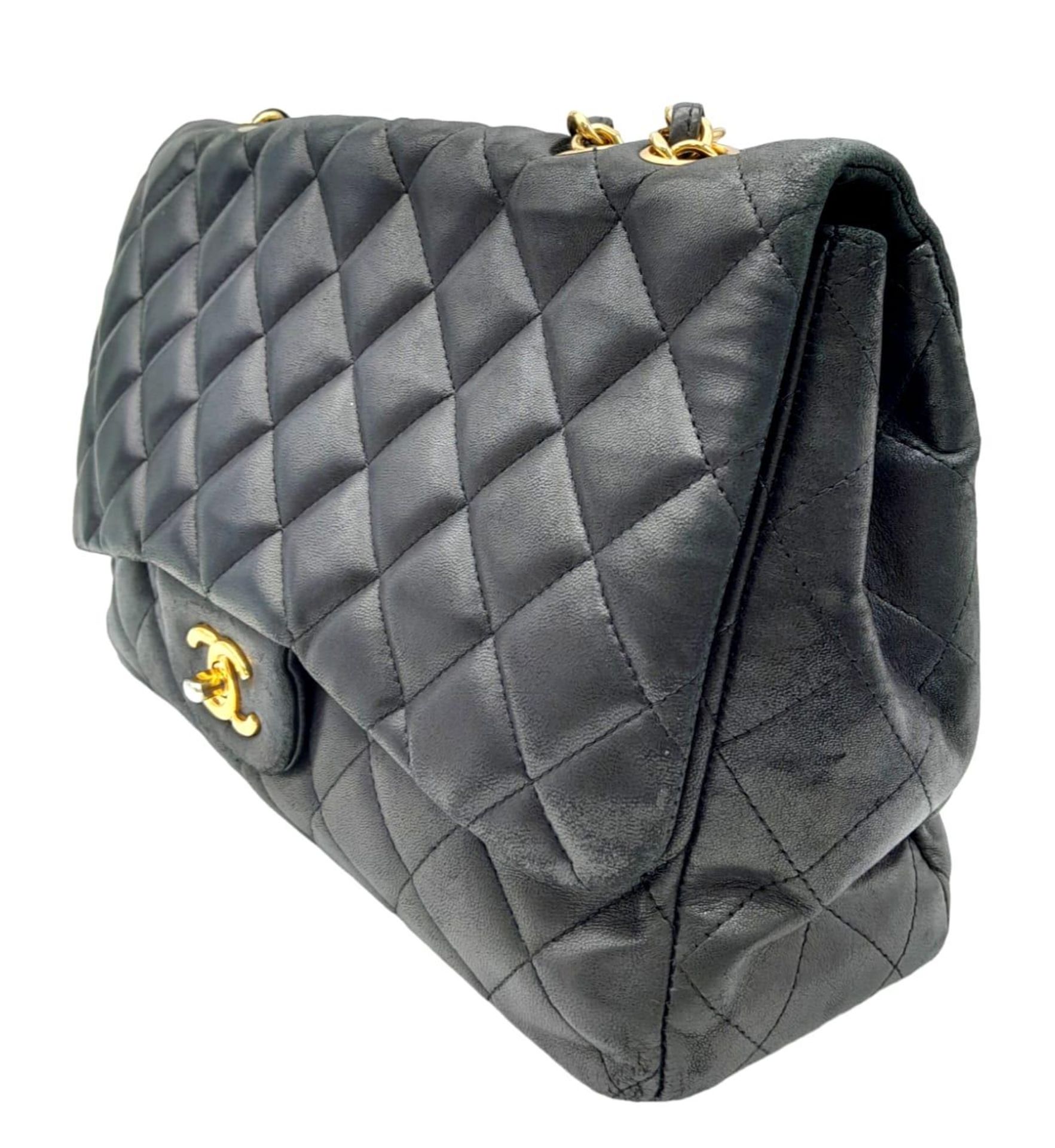 A Chanel Black Caviar Classic Single Flap Bag. Quilted pebbled leather exterior with gold-toned - Bild 5 aus 19
