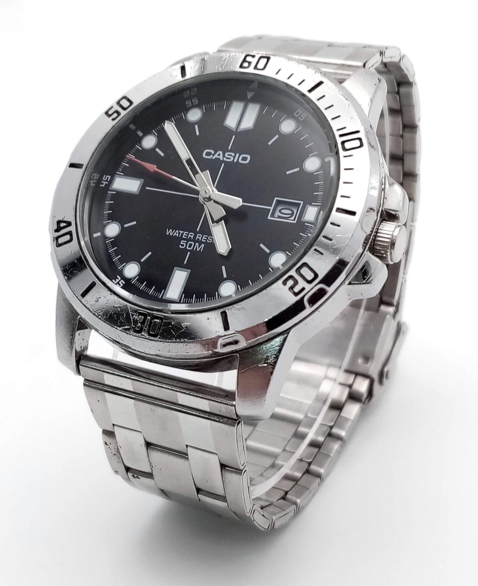 A Casio Quartz Gents Watch. Stainless steel bracelet and case - 44mm. Black dial with date window. - Bild 2 aus 6