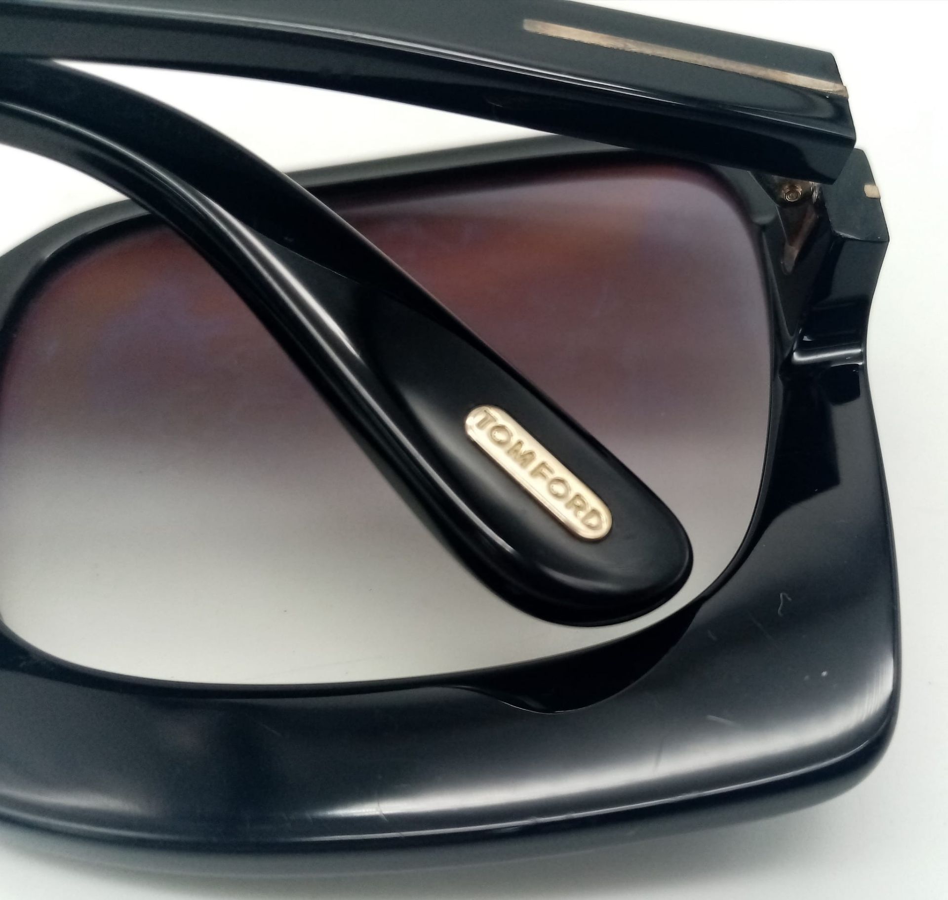 A pair of Tom Ford Katrine sunglasses with original velvet case. 60.19 135-2 ref:16294 - Bild 5 aus 7