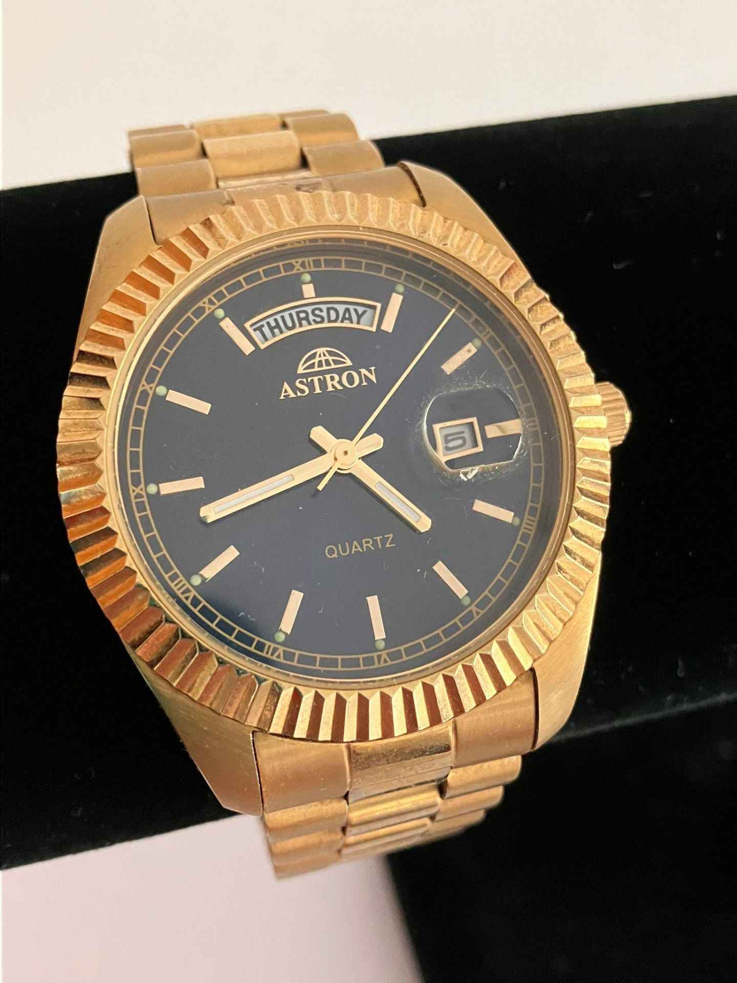 Gentlemans ASTRON QUARTZ GOLD PLATED WRISTWATCH. Finished in Gold Tone with Bracelet strap. Day/Date