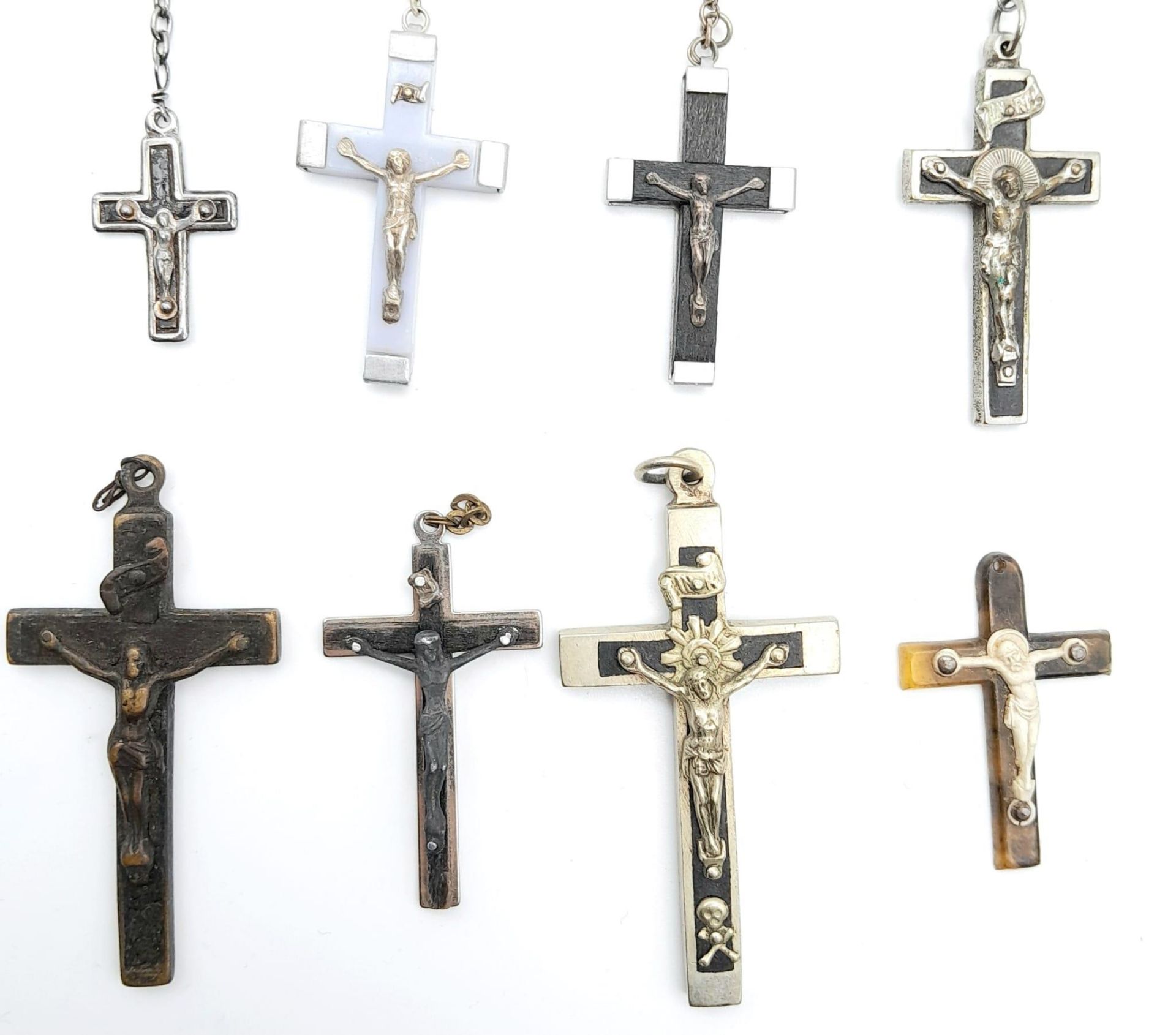 A Small Collection of Crucifix Pendants and Prayer Beads. All kept in a small decorative wood box. - Bild 3 aus 6
