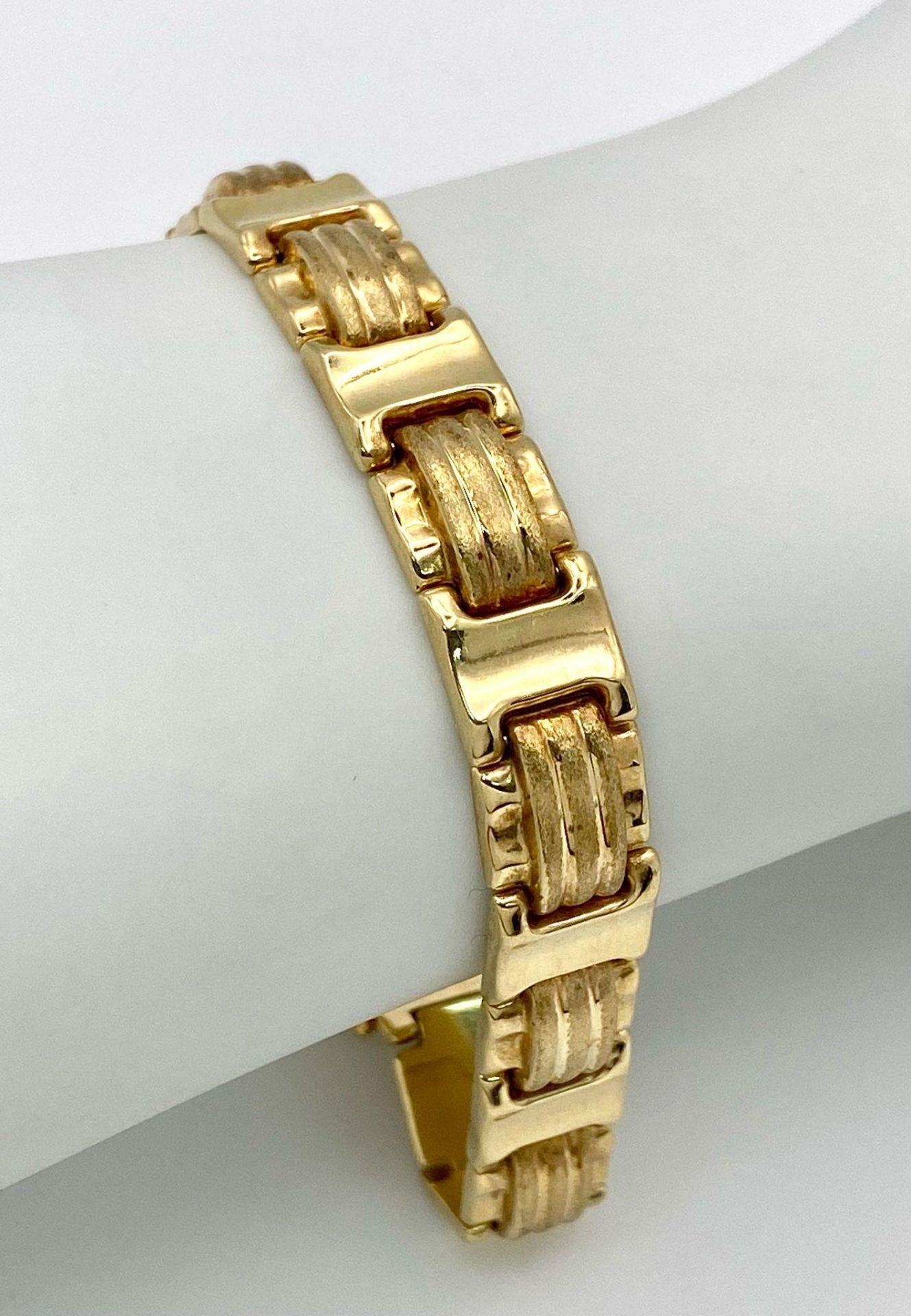 A Stylish 14K Yellow Gold Belt Buckle Link Bracelet. 18cm. 13.9g weight. - Bild 2 aus 4