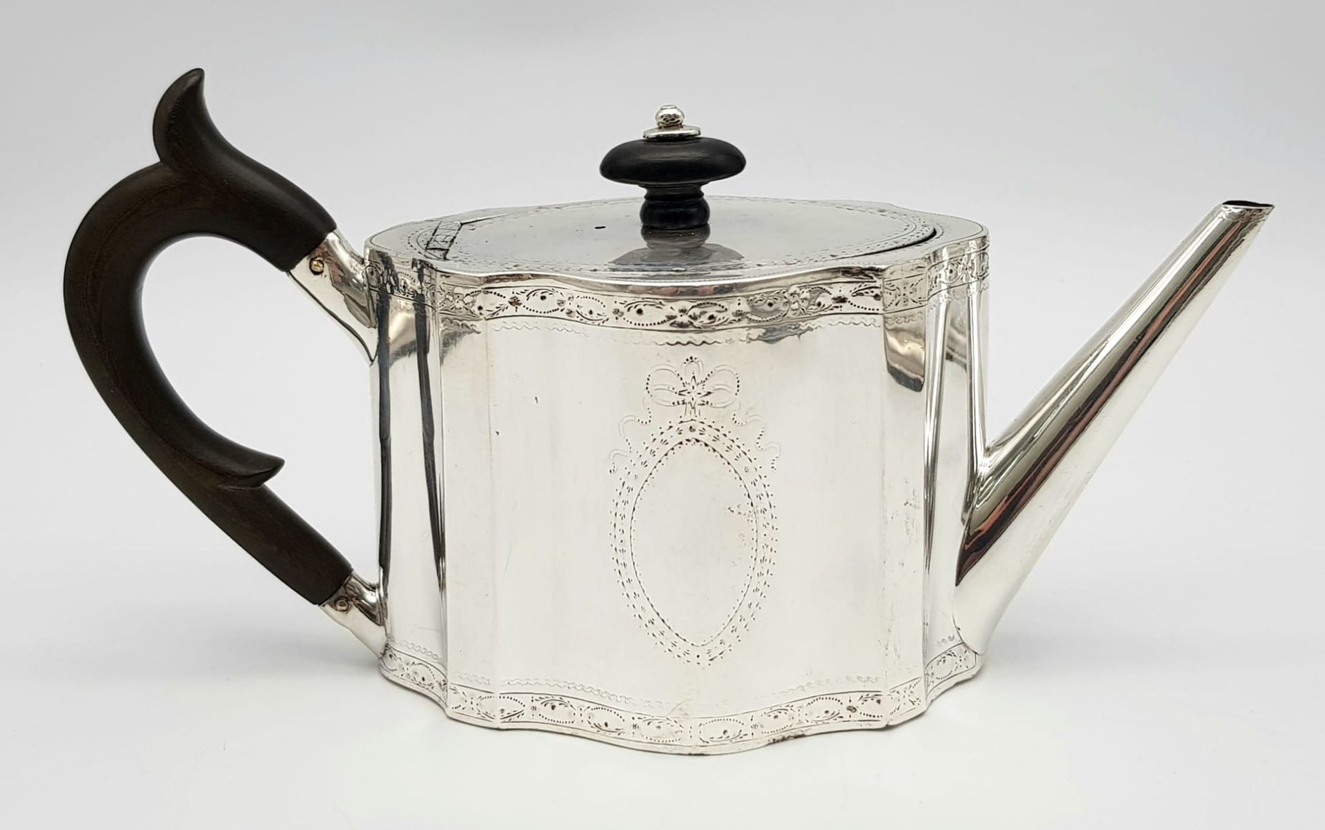 A 1785 Hester Bateman George III Silver Teapot. Oval form with empty cartouche to side. Minimalist - Bild 8 aus 8