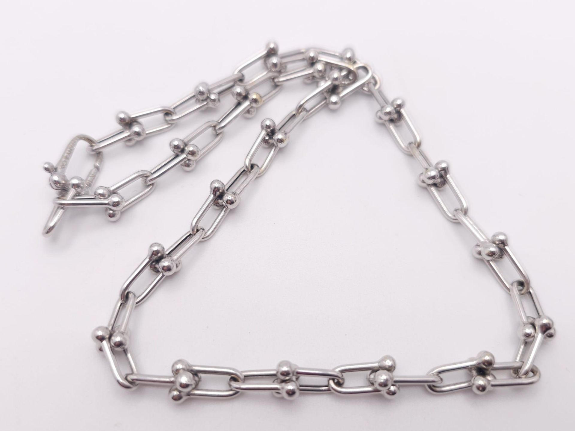 A Tiffany and Co. 18K White Elongated Link Necklace. Tiffany markings on clasp. 42cm length. 17. - Image 2 of 6