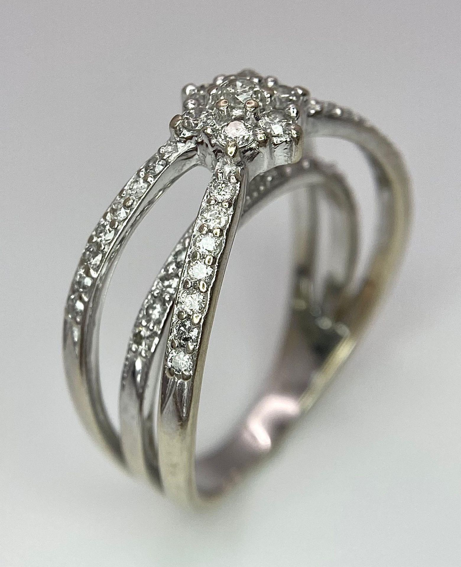 A UNIQUE DESIGNED 18K WHITE GOLD DIAMOND SPLIT RING, APPROX 0.40CT DIAMONDS, WEIGHT 4.9G SIZE O - Image 4 of 6