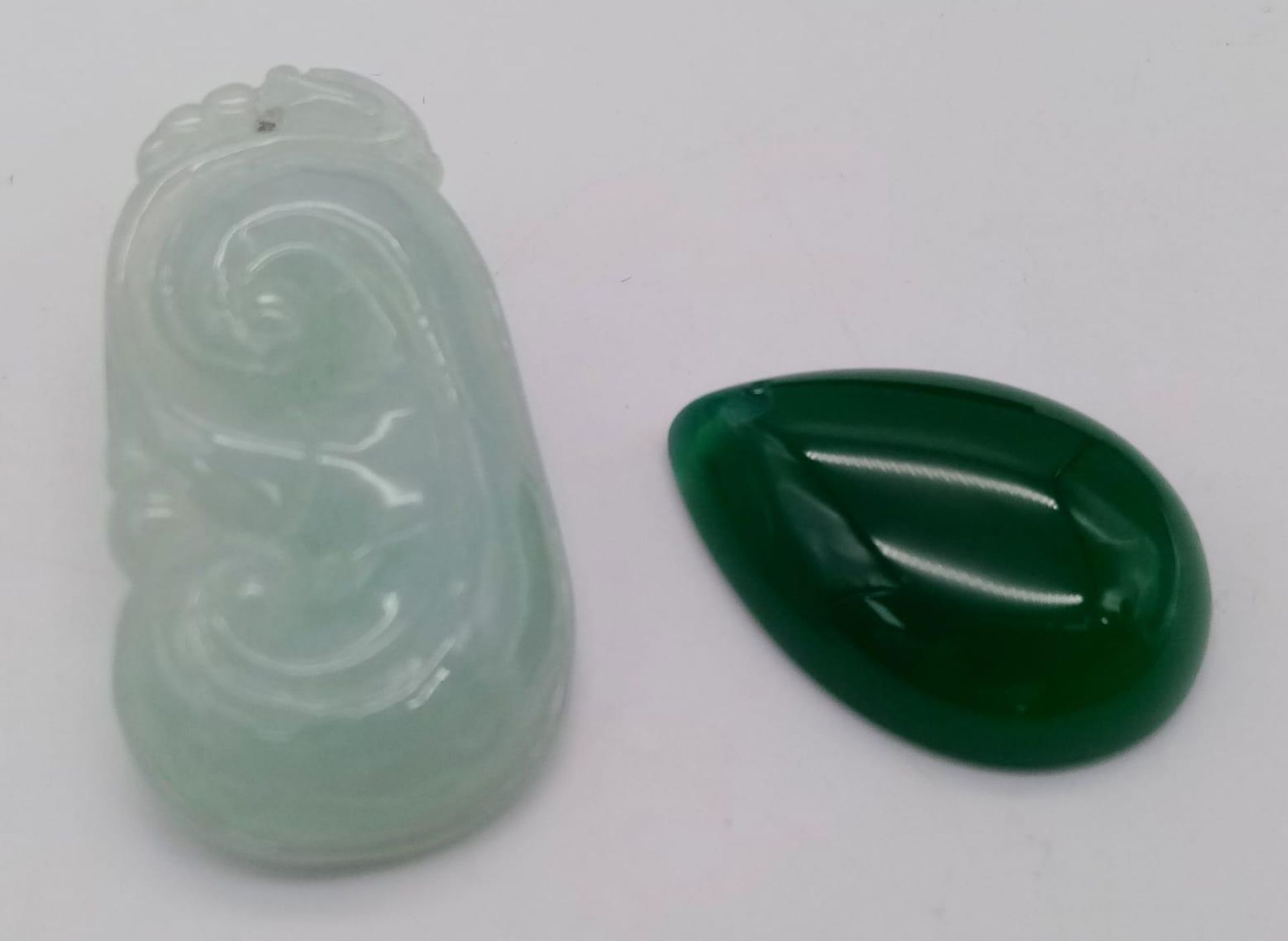 2 X JADE PENDANT & GREEN STONE PENDANT. Total weight: 12.7g A/S 1005