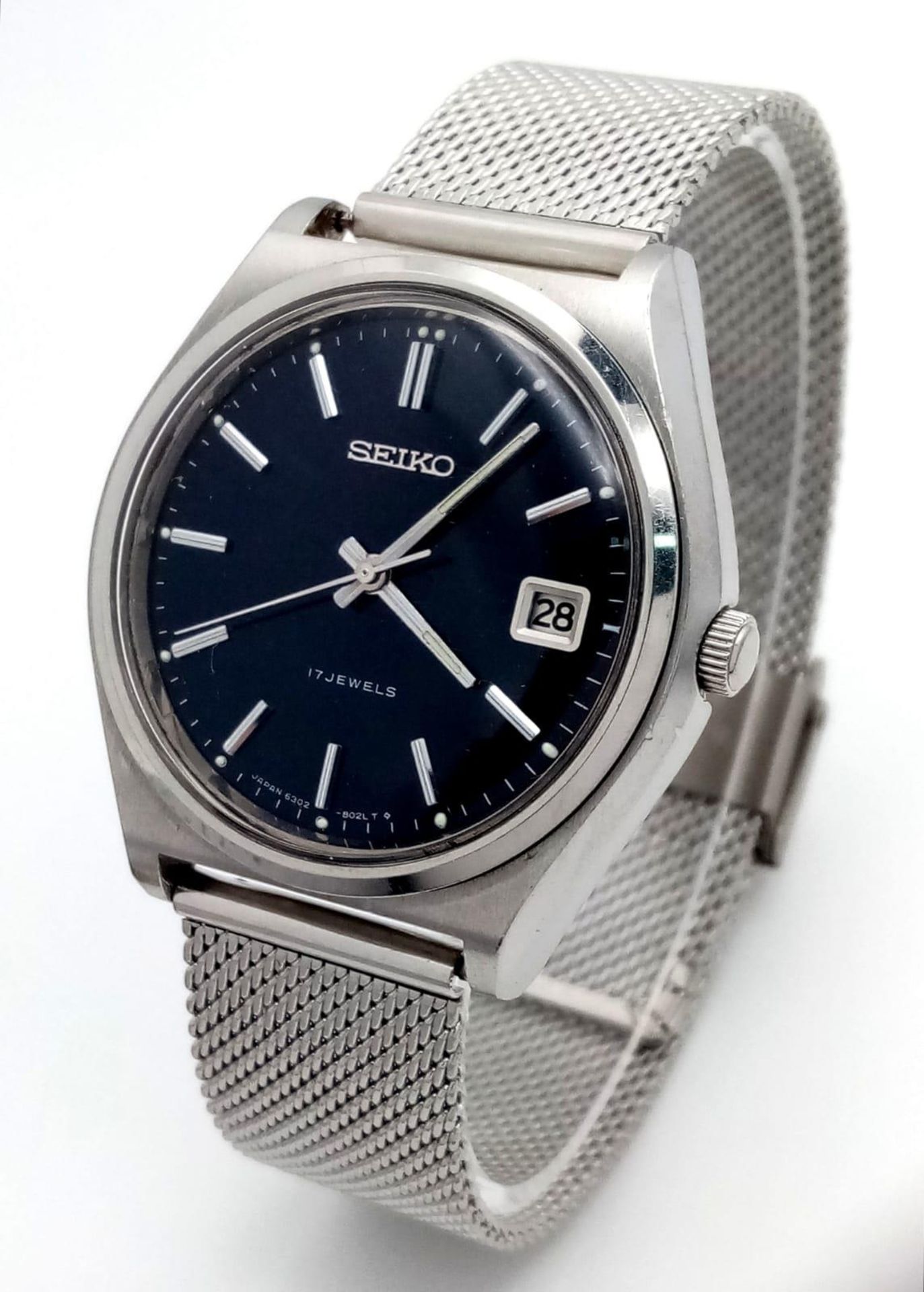 A Vintage Seiko Automatic Gents Watch. Stainless steel bracelet and case - 38mm. Blue dial with date