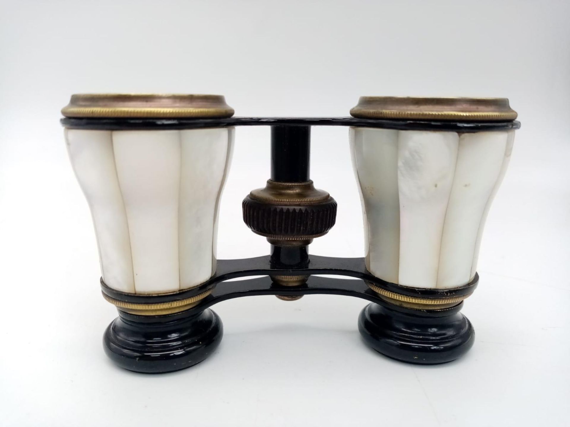 A BEAUTIFUL ANTIQUE OPERA BINOCULARS WITH MOTHER OF PEARL INLAY WORKING ORDER GREAT CONDITION - Image 3 of 4