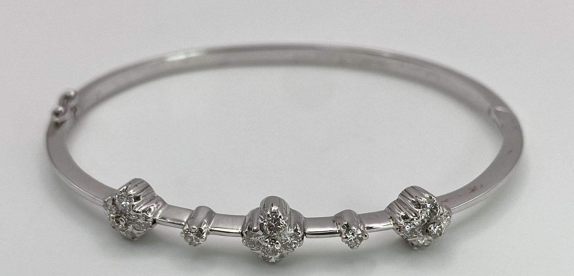 A VERY PRETTY AND ATTRACTIVE 18K WHITE GOLD DIAMOND SET BANGLE, APPROX 0.30CT, WEIGHT 8.5G AND