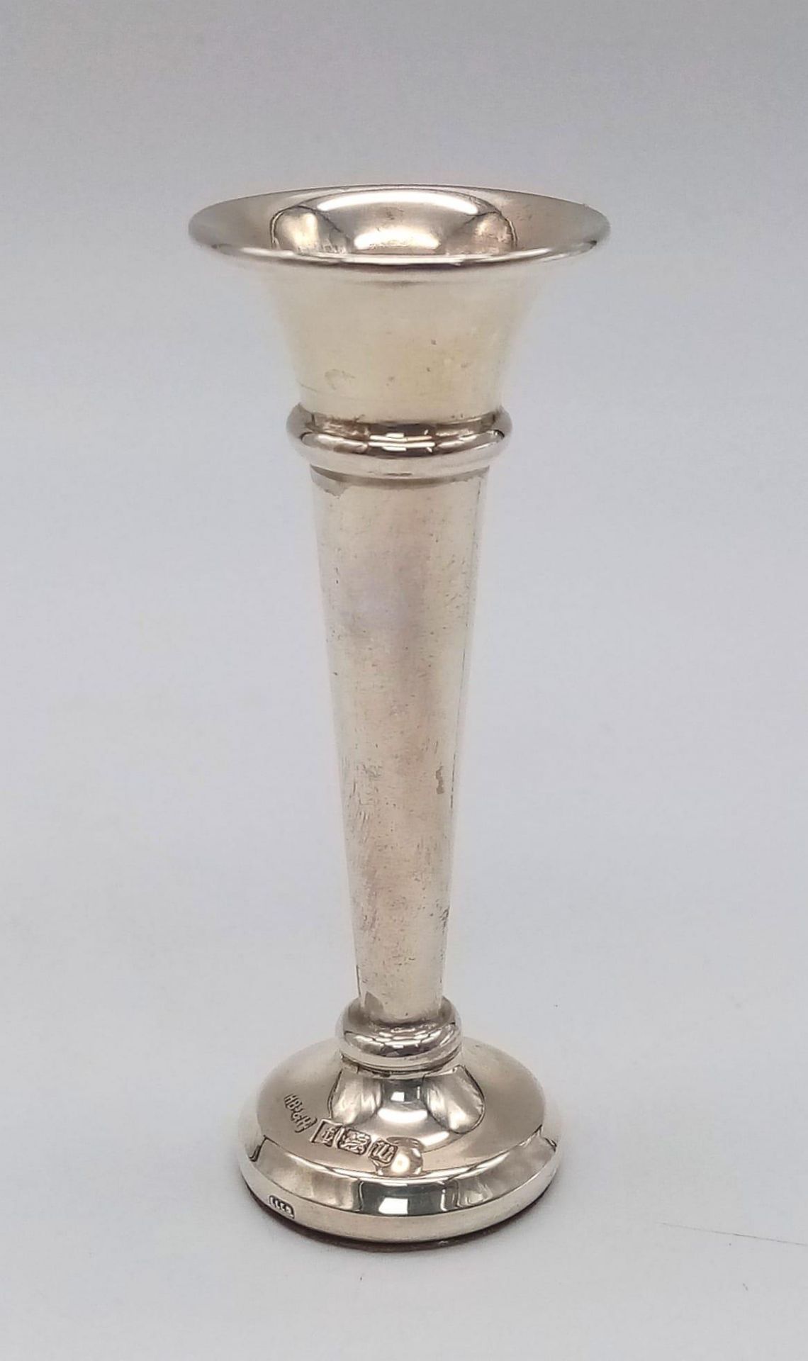 A vintage sterling silver bud vase. Come with full Birmingham hallmarks. Total weight 14.6G.