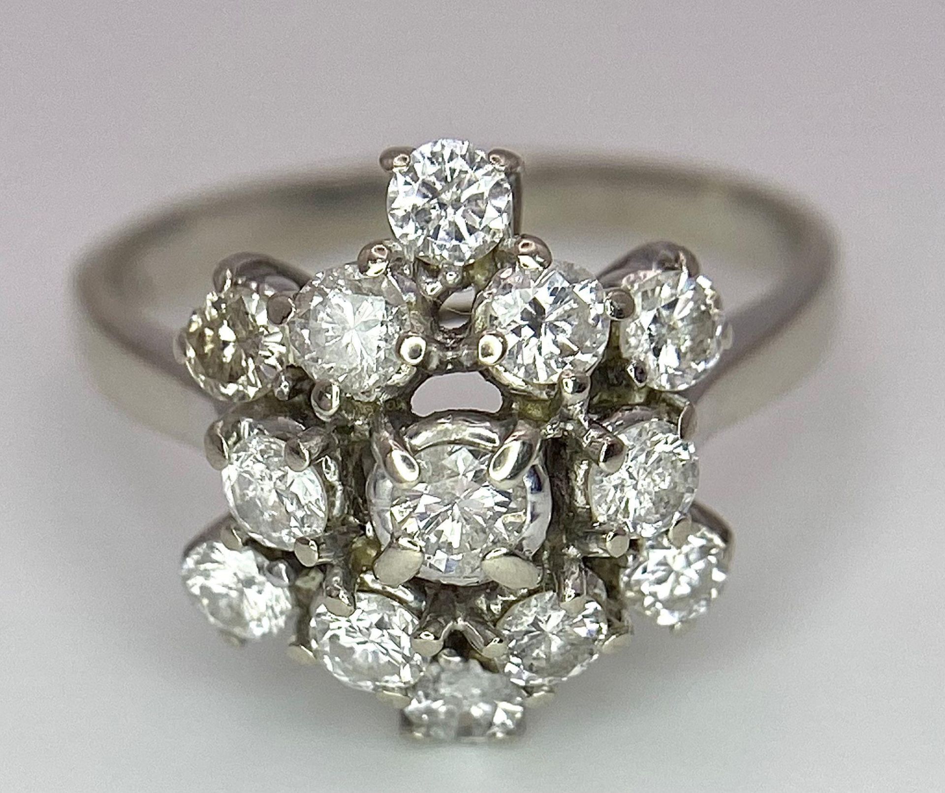 An 18 K white gold ring with a cluster of diamonds (1.10 carats), size: K, weight: 3.6 g. - Bild 5 aus 7
