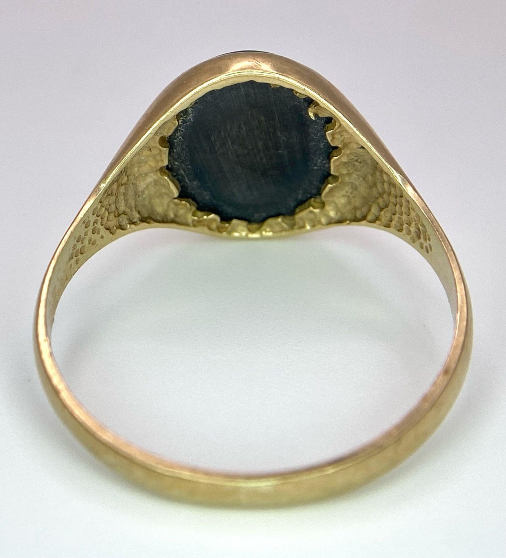 A Vintage 9K Yellow Gold Onyx Signet Ring. Carved centurion decoration. Size T. 3g total weight. - Image 5 of 6