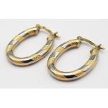 A PRETTY PAIR OF 9K 2 COLOUR GOLD OVAL HOOP EARRINGS, WEIGHT 2.1G