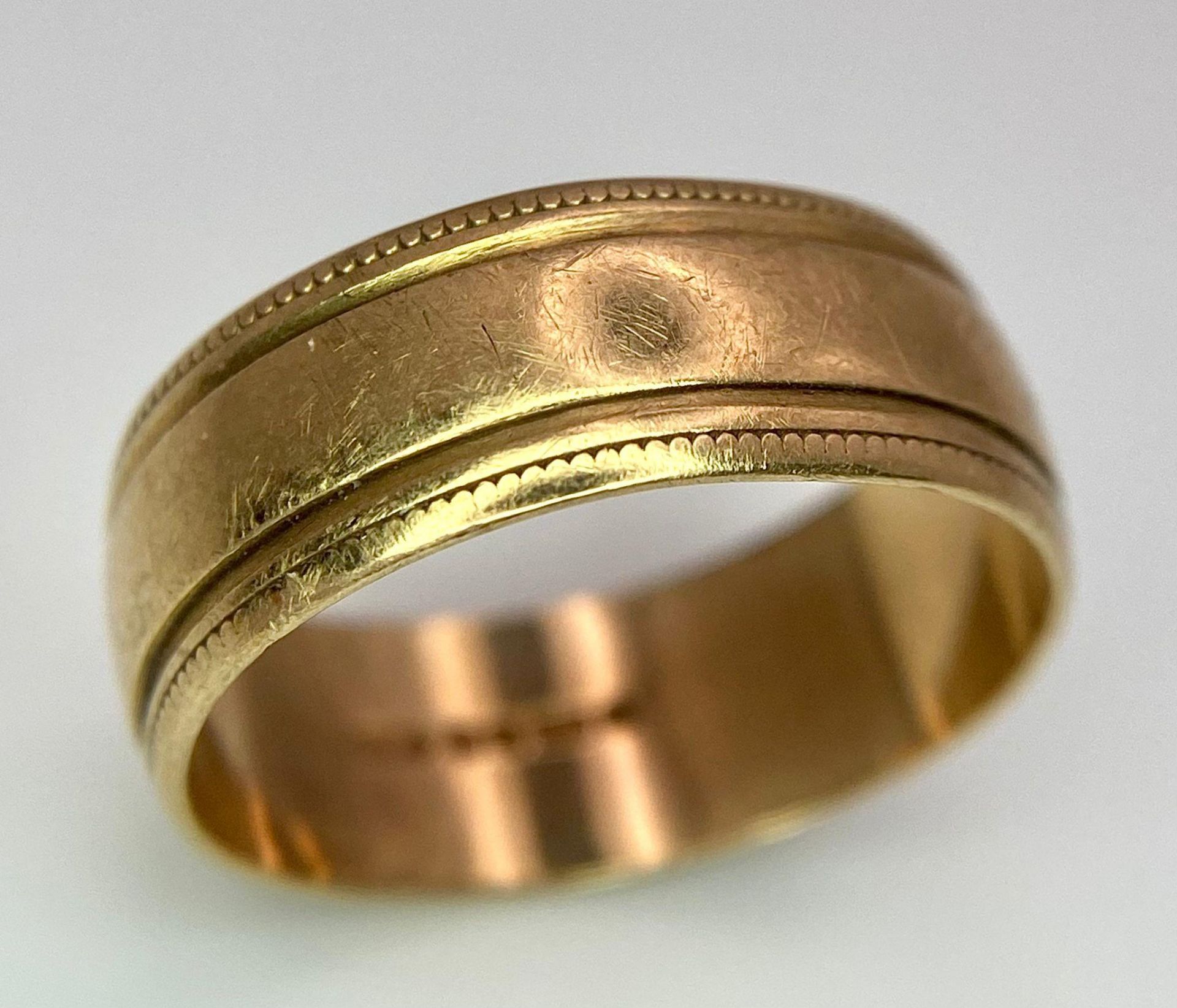 A 9 K yellow gold band ring with a pair of grooves. Size: L1/2. weight: 2.7 g. - Bild 3 aus 5