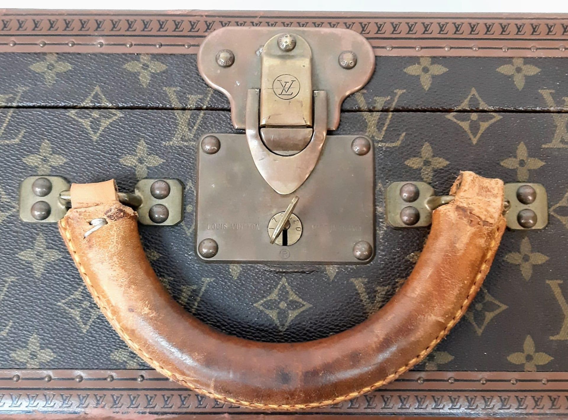 A Vintage Louis Vuitton Bisten 80 Trunk. Famous Monogram Leather With Gold Tone Hardware. Size - Bild 12 aus 16
