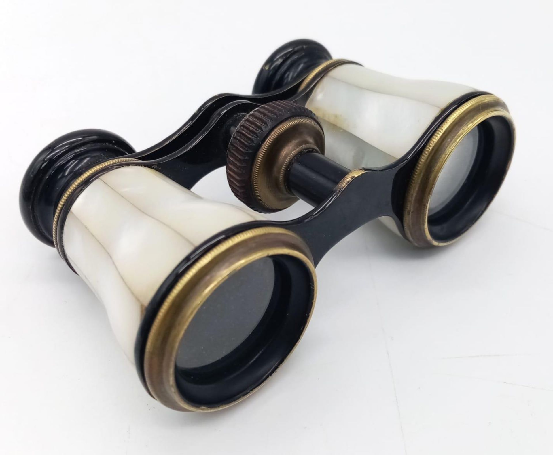A BEAUTIFUL ANTIQUE OPERA BINOCULARS WITH MOTHER OF PEARL INLAY WORKING ORDER GREAT CONDITION