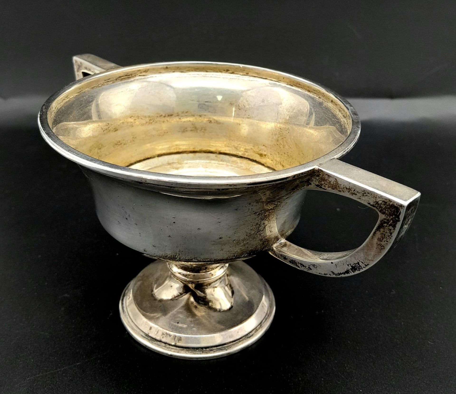 An Antique Small Sterling Silver Two Handled Trophy. Hallmarks for Birmingham 1918. 9cm tall. 121g - Image 2 of 6