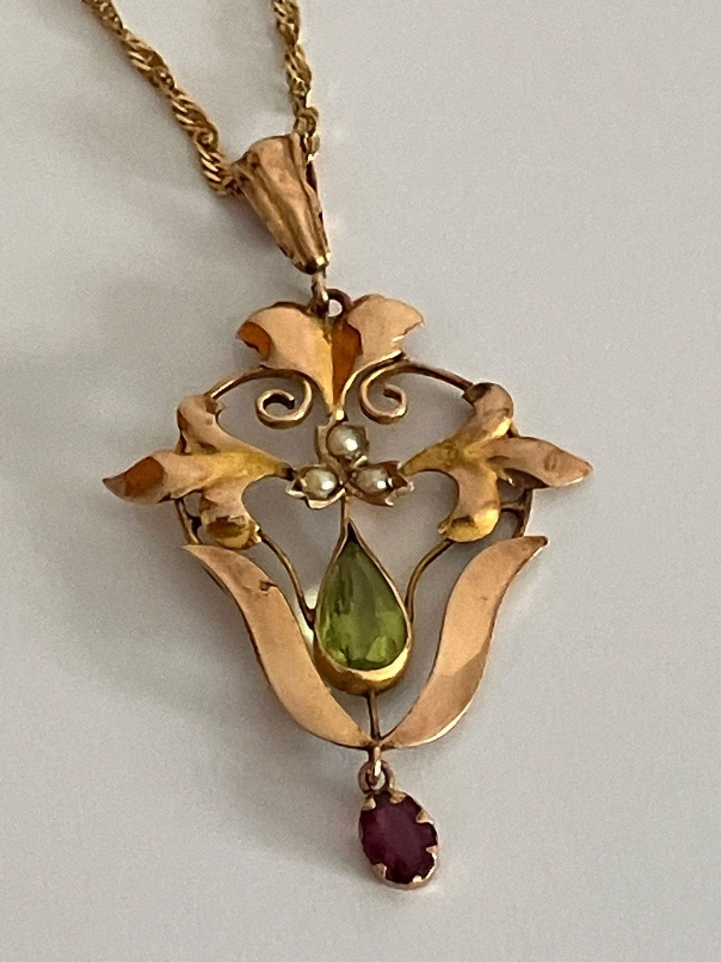 Antique 9 carat GOLD PENDANT set with PERIDOT,GARNET, and SEED PEARL detail, mounted on a 9 carat - Bild 3 aus 3