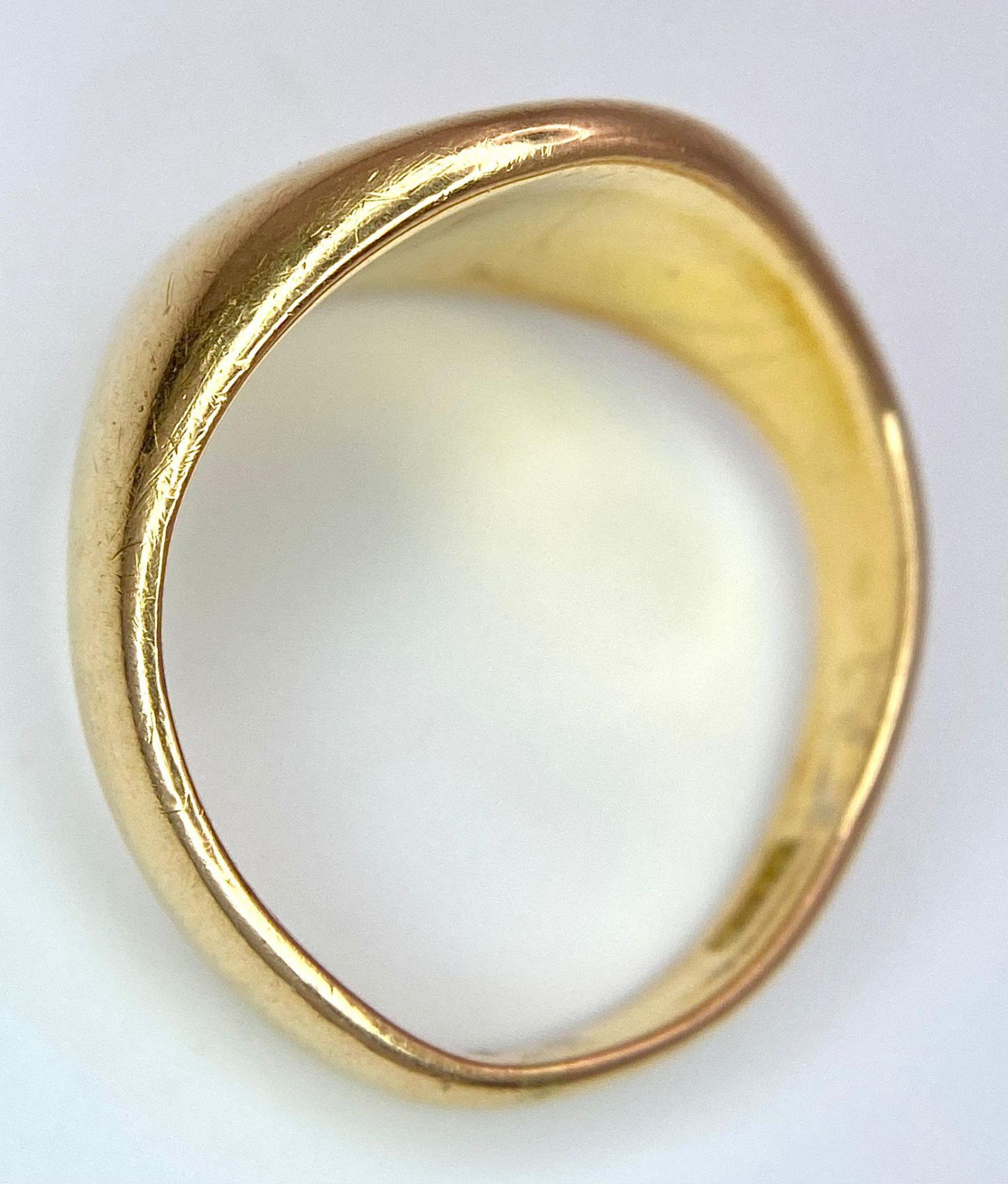 An 18 K yellow gold cygnet solid ring, size: Q, weight: 10.8 g - Bild 4 aus 6