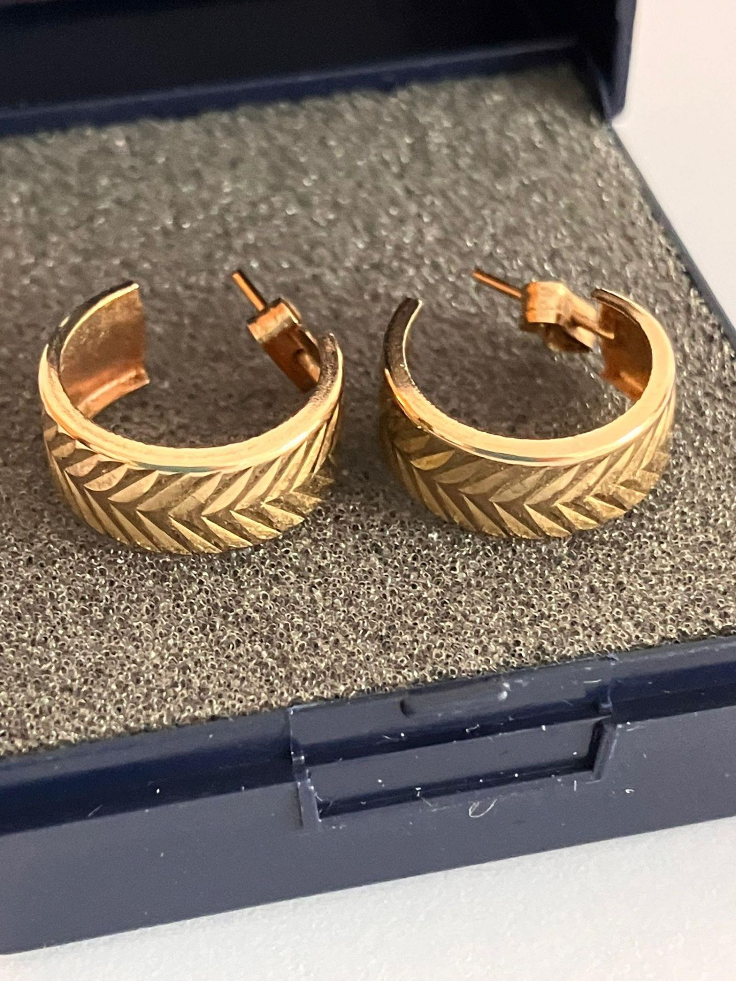 Classic 9 carat GOLD HOOP EARRINGS. Chevron design. Complete with Gold Backs. 1.5 cm Diameter. 0.