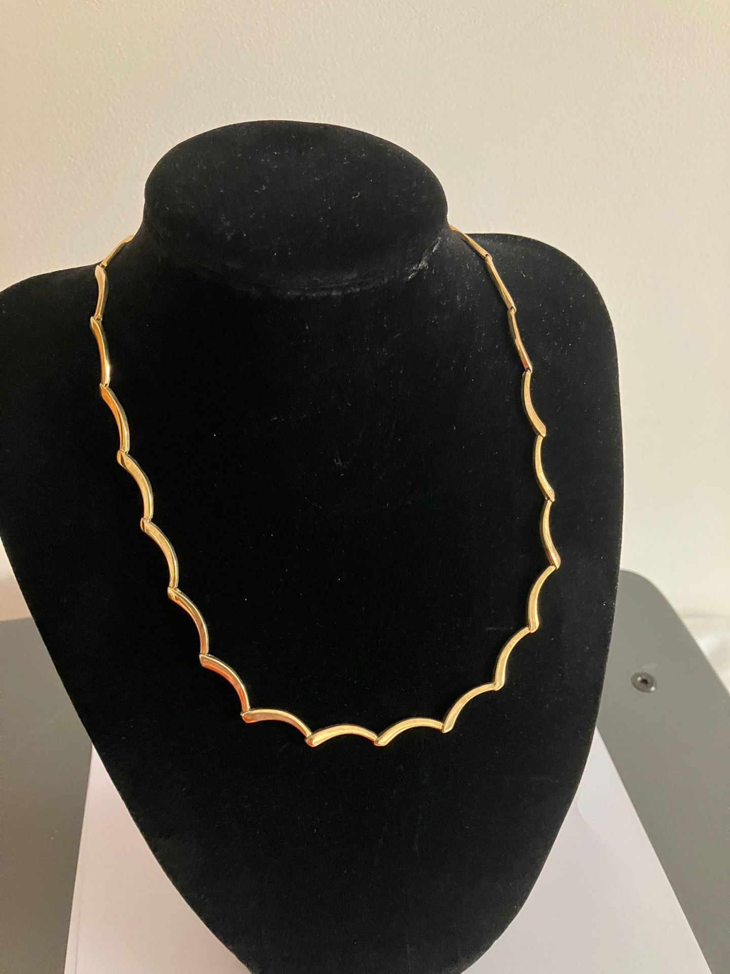 Attractive and unusual 9 carat YELLOW GOLD NECKLACE with wavy design. Full UK hallmark. 11 grams. 45 - Image 3 of 3