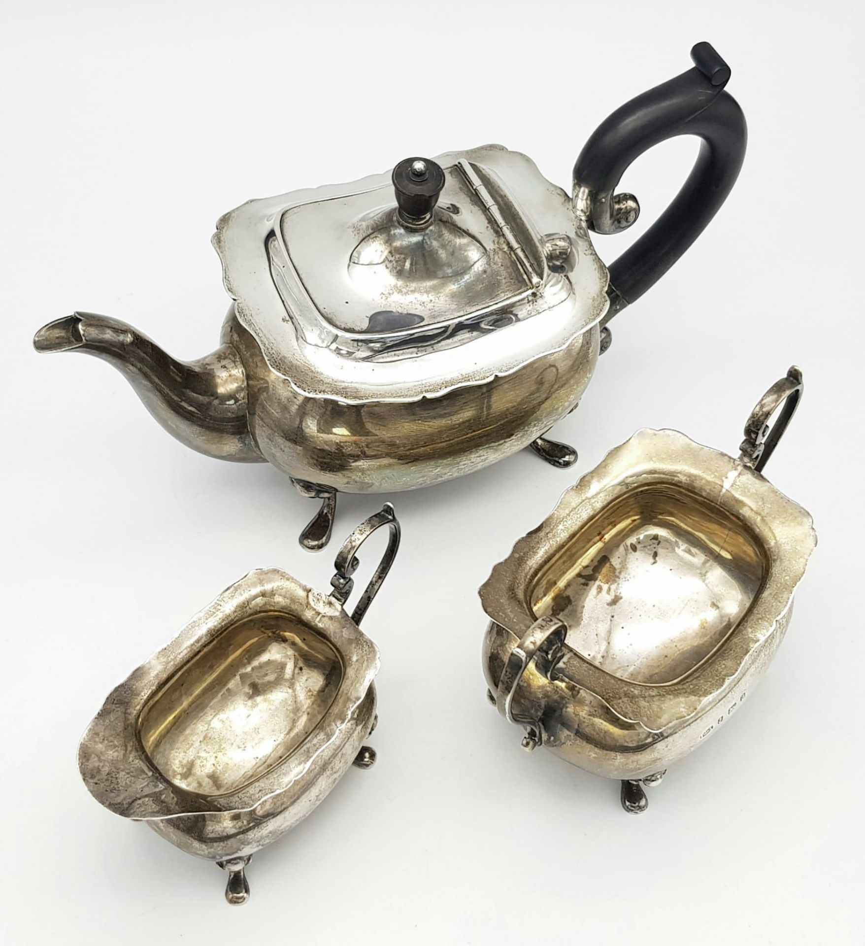 A SILVER TEA SET COMPRISING OF TEA POT , SUGER BOWL AND CREAMER HALLMARKED BIRMINGHAM 1900 , CLASSIC - Image 3 of 7