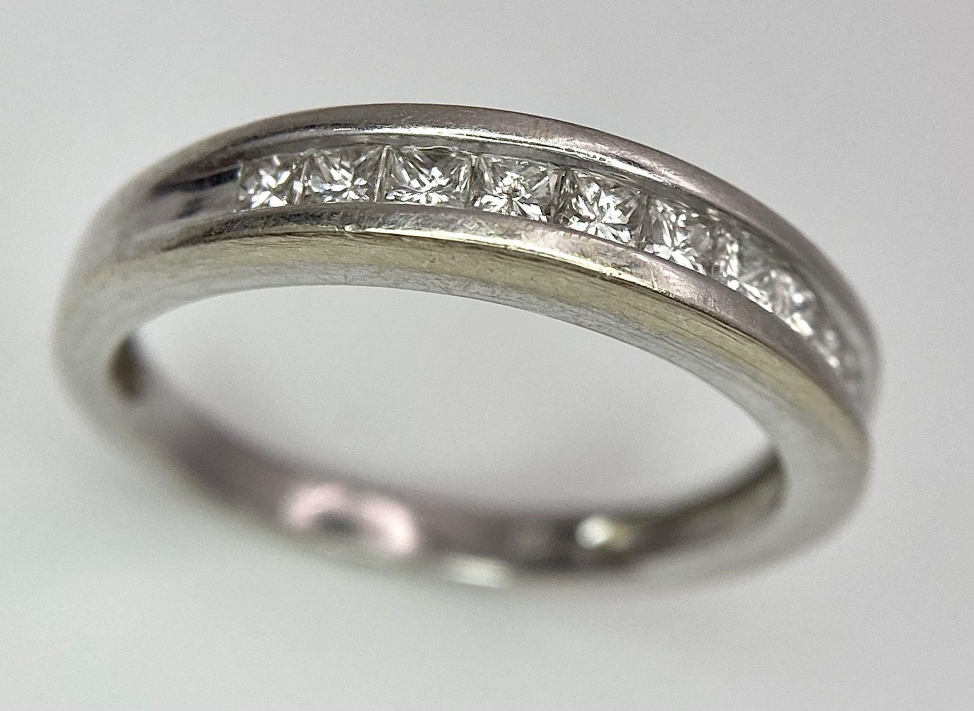 An 18 K white gold ring with a diamond band (0.35 carats), size: P, weight: 4 g. - Bild 4 aus 8