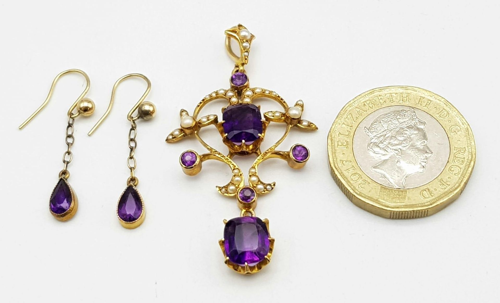 An ART NOUVEAU 9 K yellow gold pendant with vivid coloured amethysts and natural seed pearls, - Bild 6 aus 7