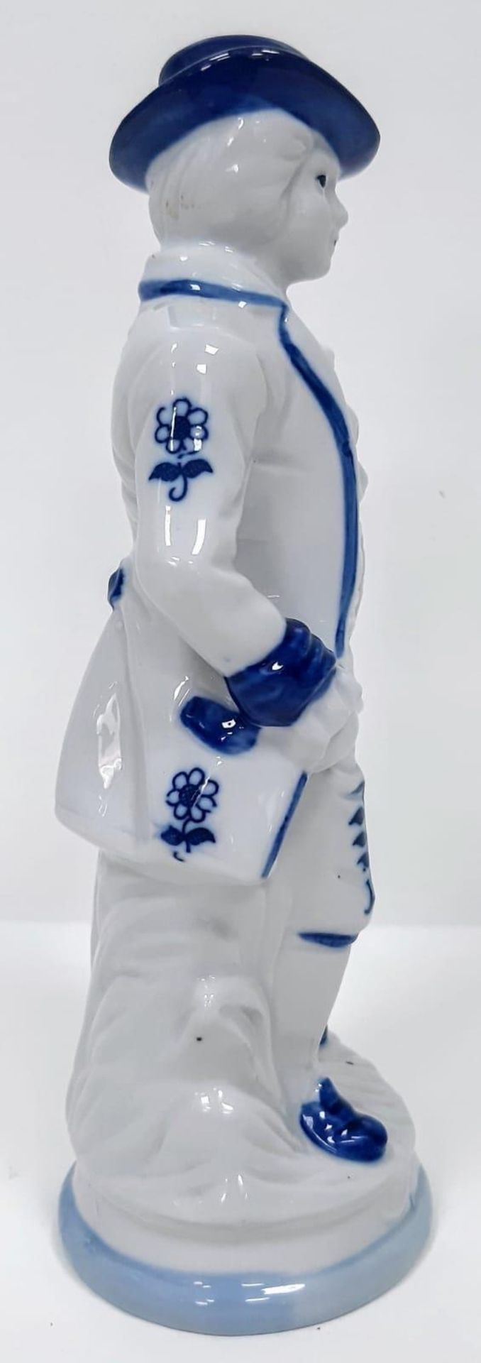 A White & Blue Porcelain 'Man with Hat' Figurine. Standing 19.5cm tall, this Victorian time gent - Bild 4 aus 5